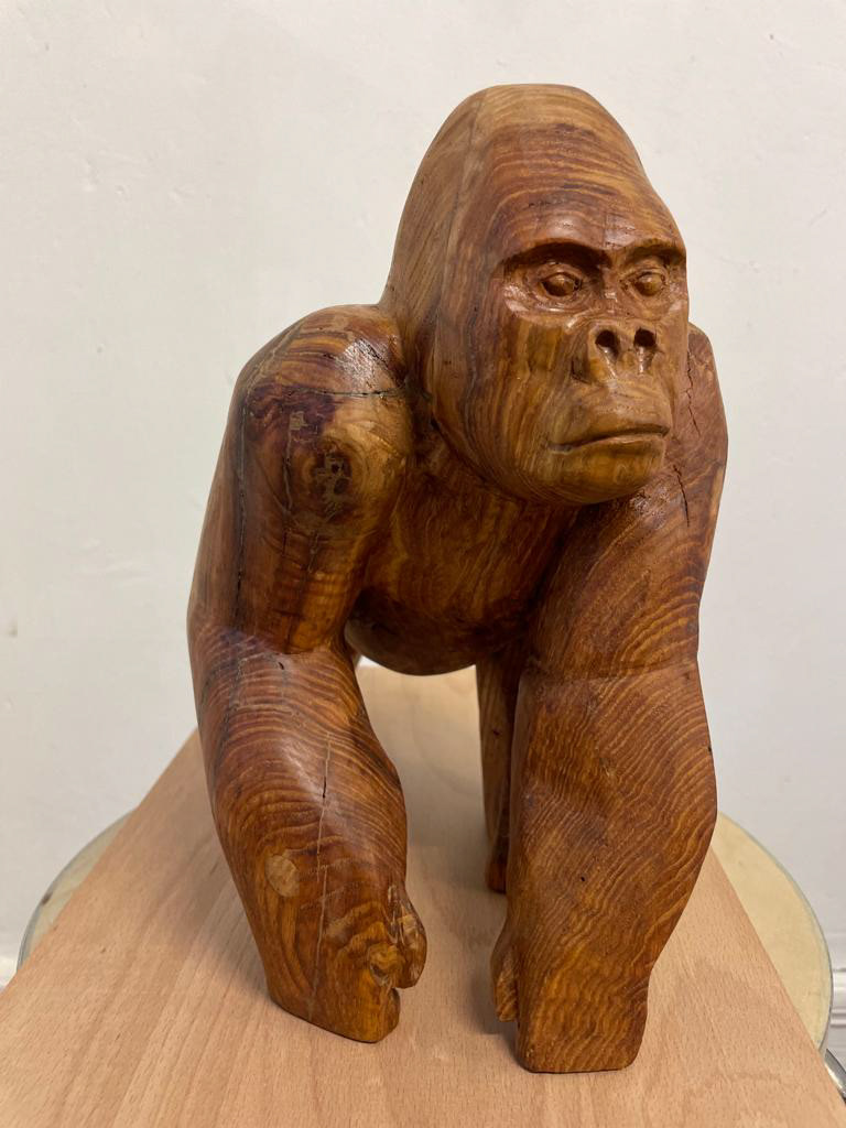 Holzfigur Gorilla Kastanienholz Figürliche Schnitzerei