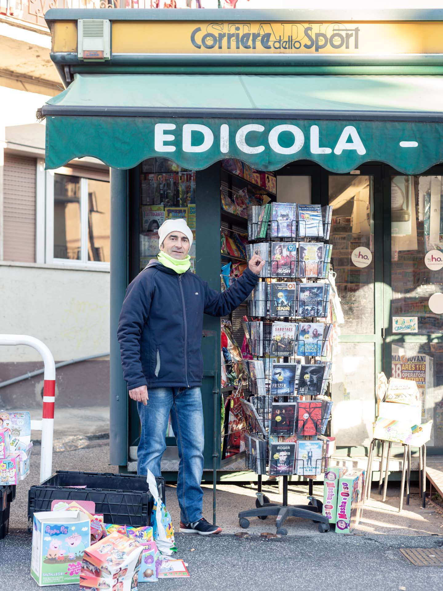 ritratto di edicolante davanti alla sua edicola
