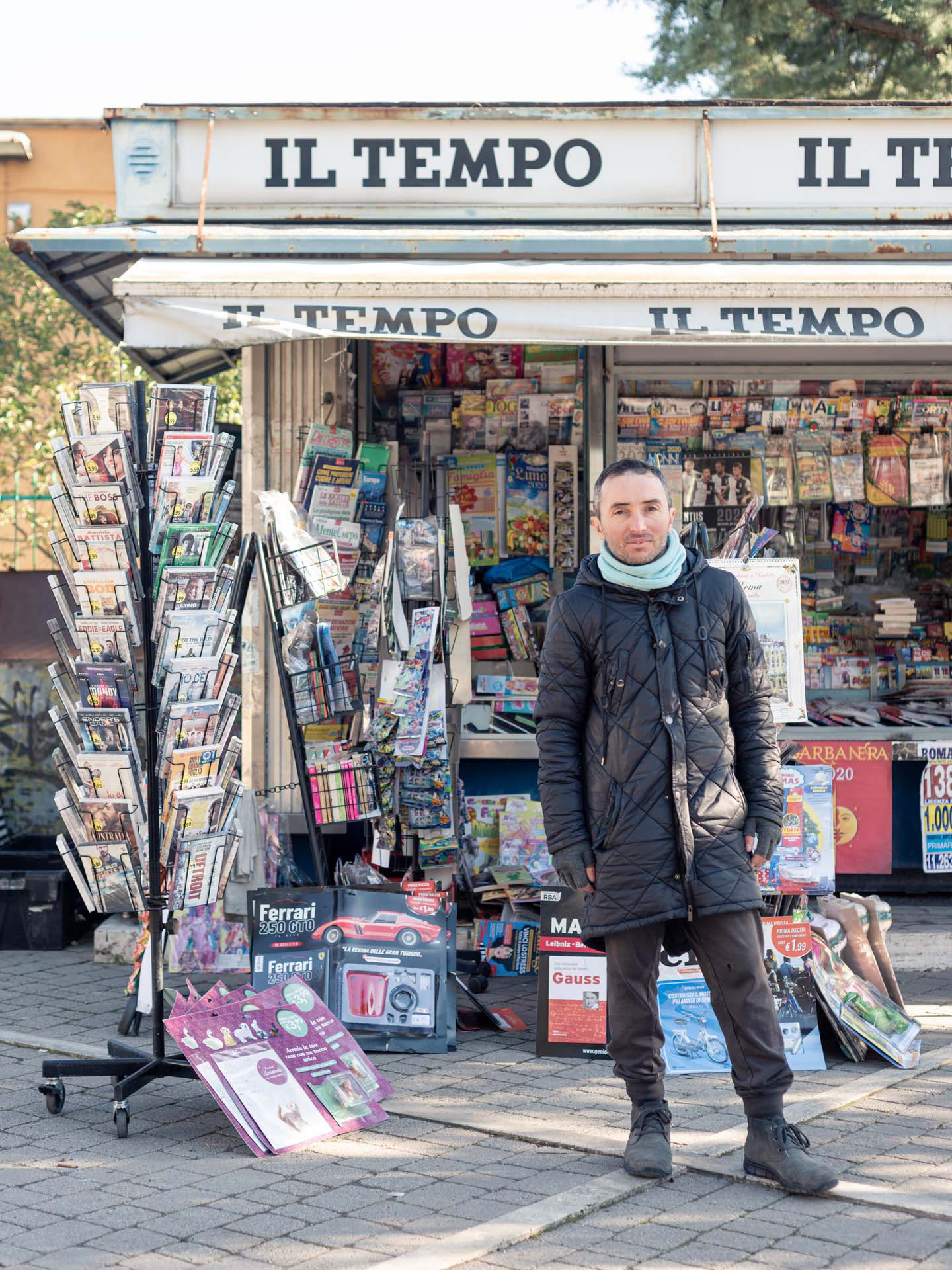 ritratto di edicolante davanti alla sua edicola