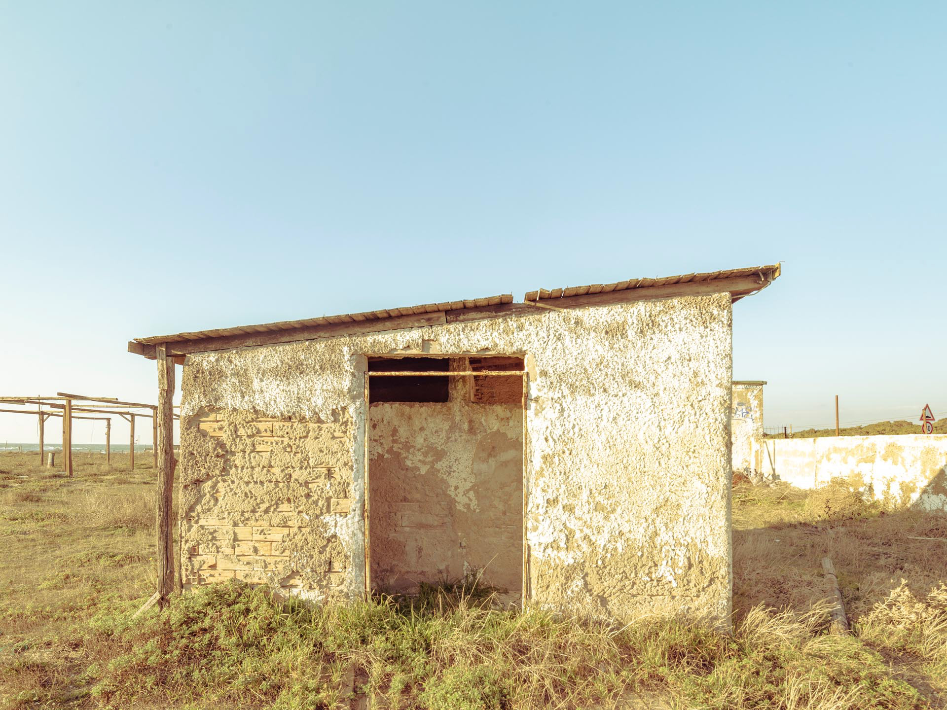 strutture stabilimento balneare abbandonato