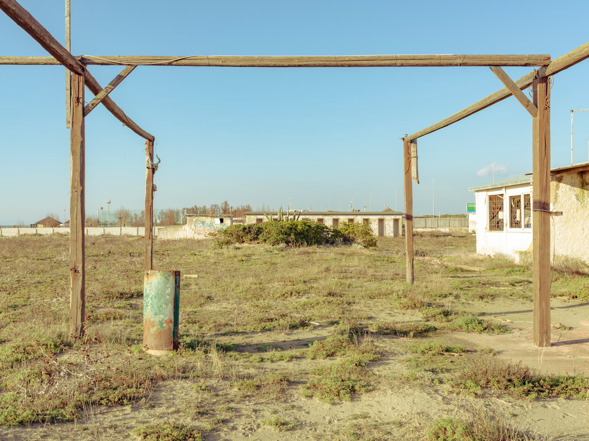 stabilimento balneare abbandonato
