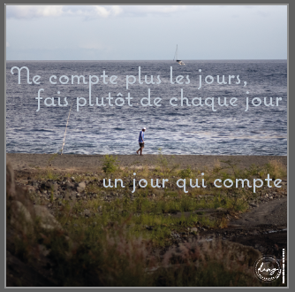 YVAN EMONIDES Jours, 2021–2025, Série Relève le déf. Photographie numérique et infographie sur Alucobond, 30 x 30 cm / 80€