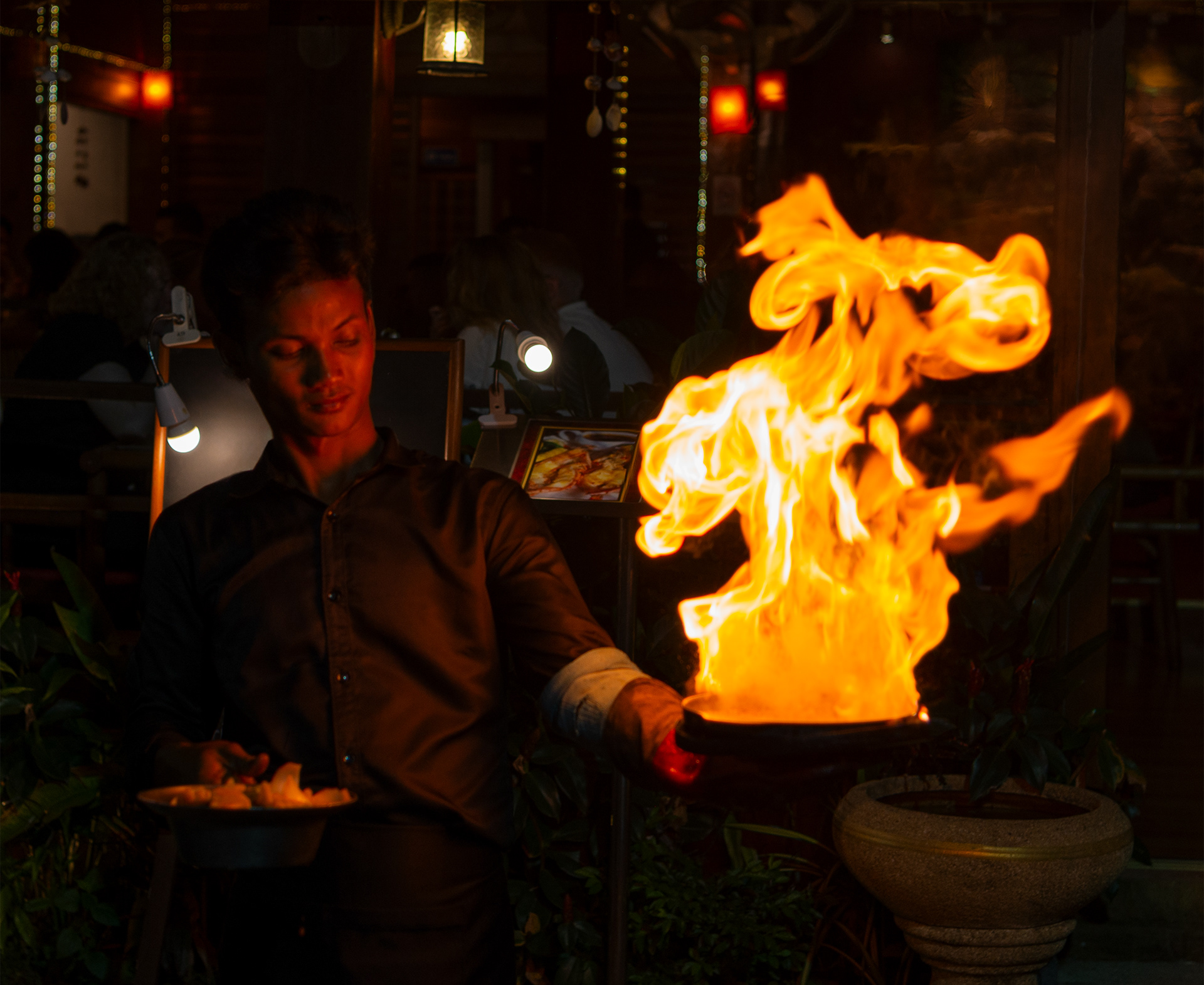 Restaurangbiträde tillagar en stark maträtt, gatufotografi, peteringal.com, Peter Ingal Photography, fotograf i Stockholm