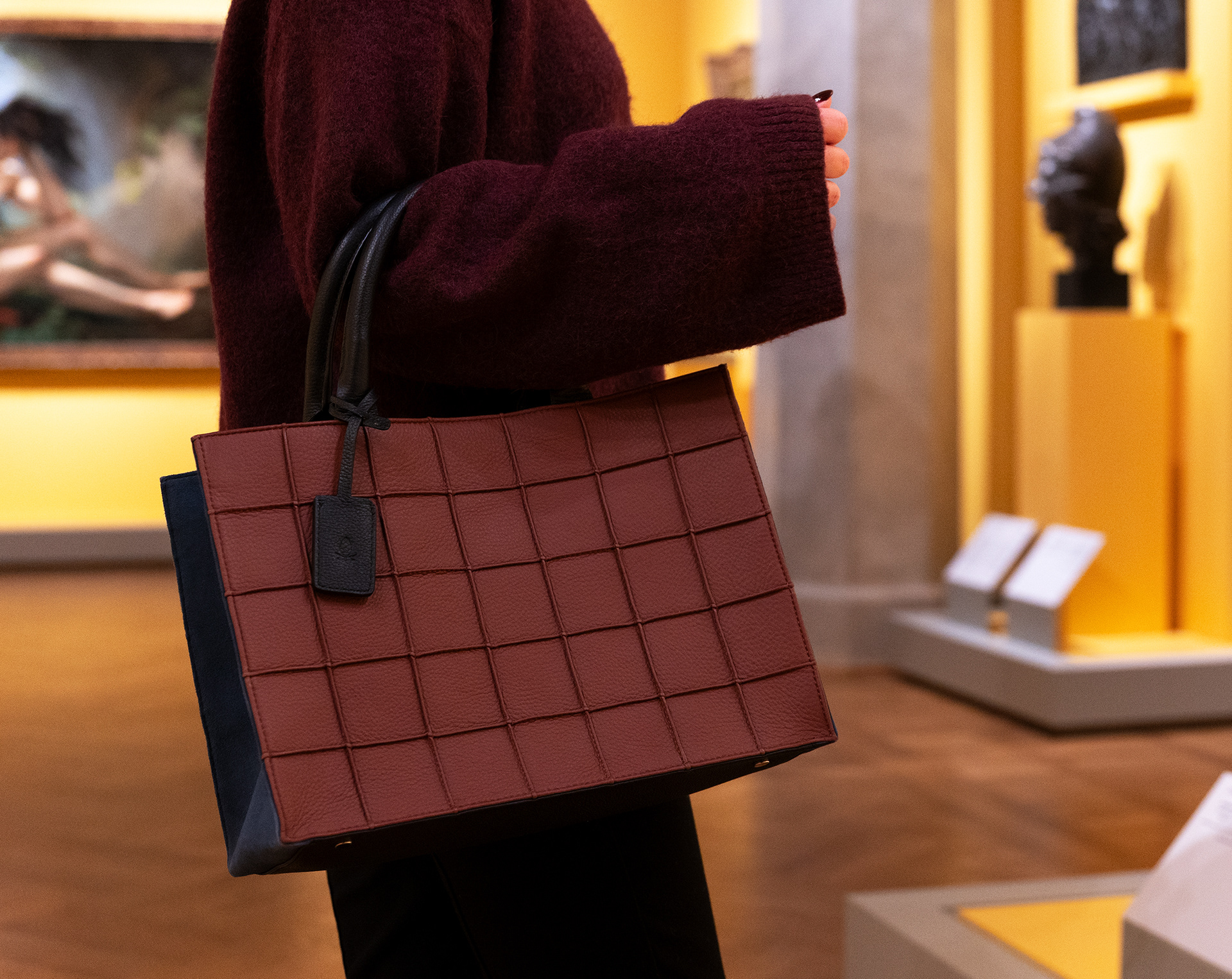 Modell i ett gult rum, produktfotografering och reklambilder, peteringal.com, Peter Ingal Photography, fotograf i Stockholm