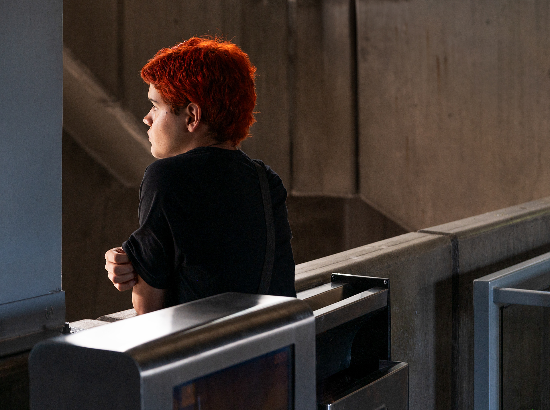 En person med rött hår väntar på tunnelbanan, gatufotografi, peteringal.com, Peter Ingal Photography, fotograf i Stockholm