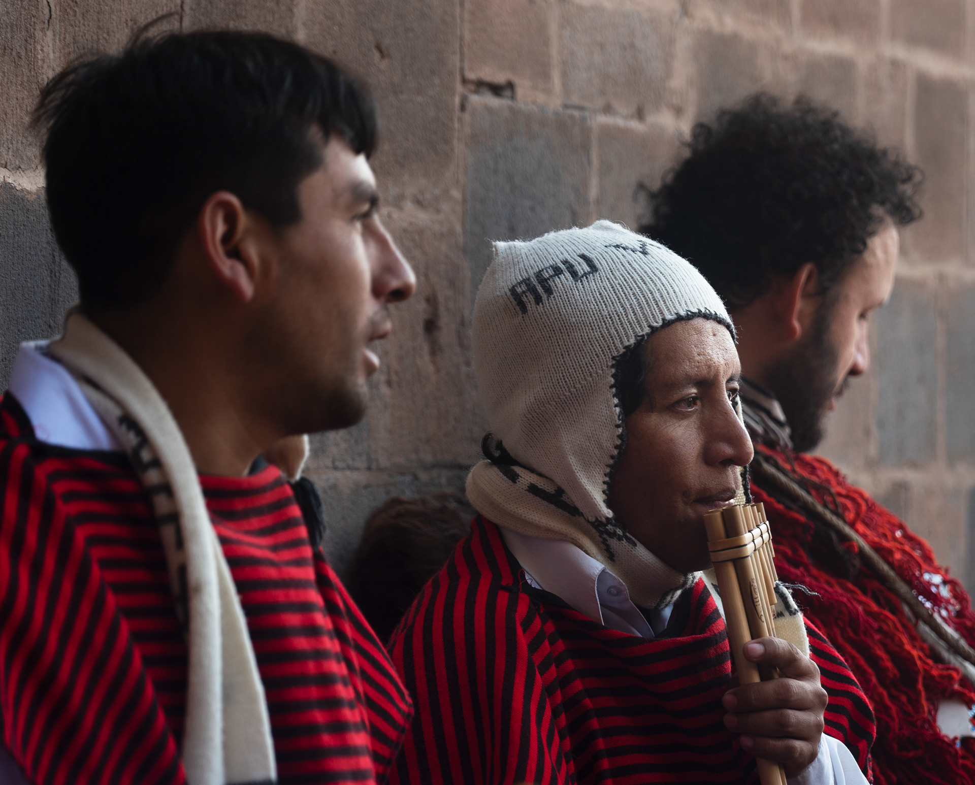 Tre män i nationaldräkt, gatufotografi, peteringal.com, Peter Ingal Photography, fotograf i Stockholm