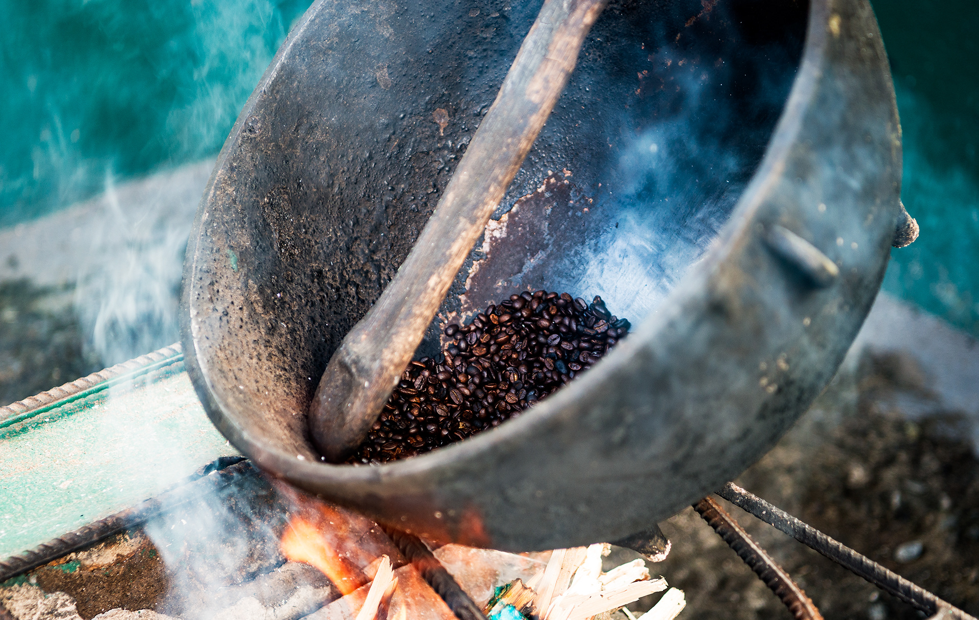 Kaffebönor rostas på ett traditionellt sätt, gatufotografi, peteringal.com, Peter Ingal Photography, fotograf i Stockholm