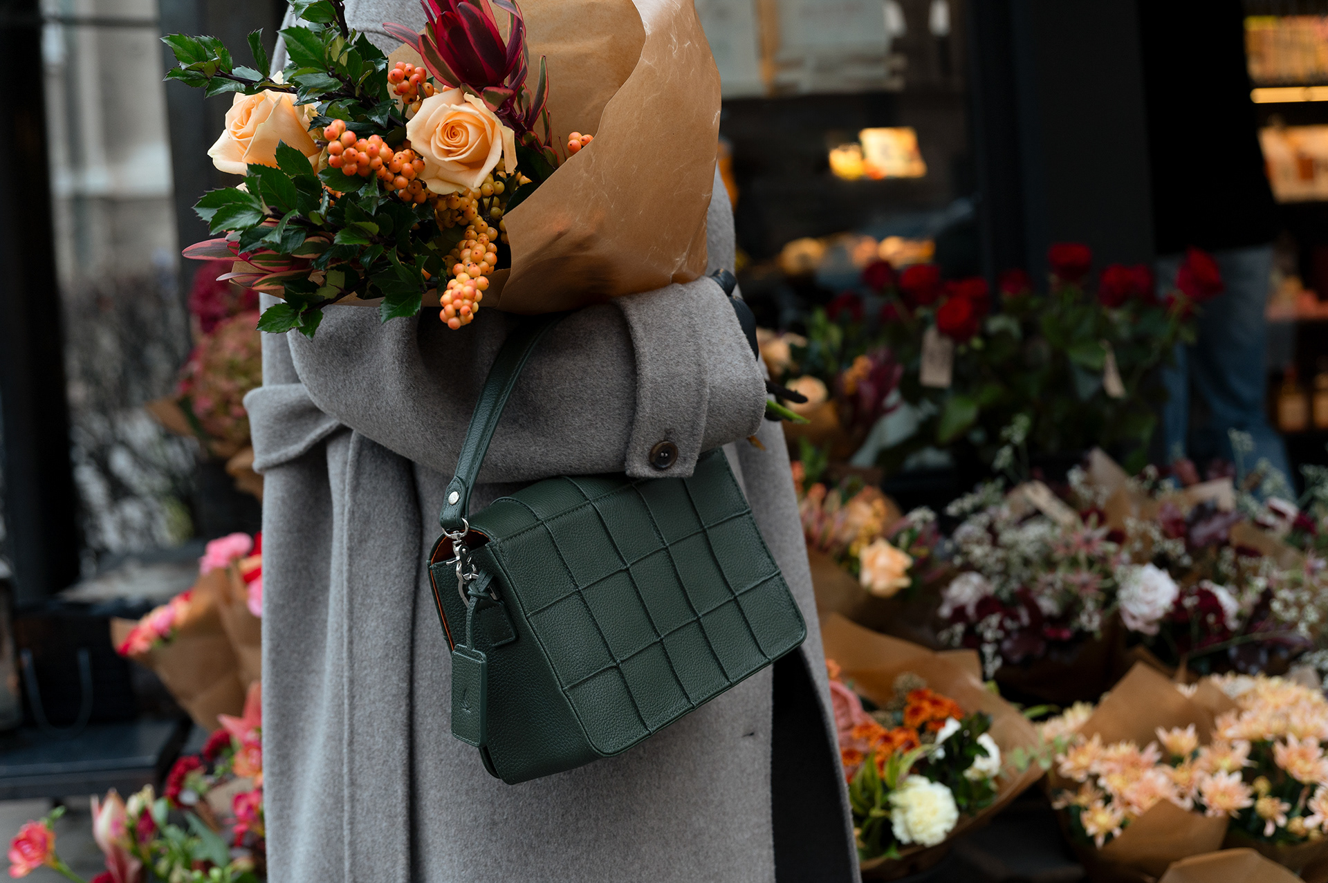 Modell utanför en blomsterbutik, produktfotografering och reklambilder, peteringal.com, Peter Ingal Photography, fotograf i Stockholm