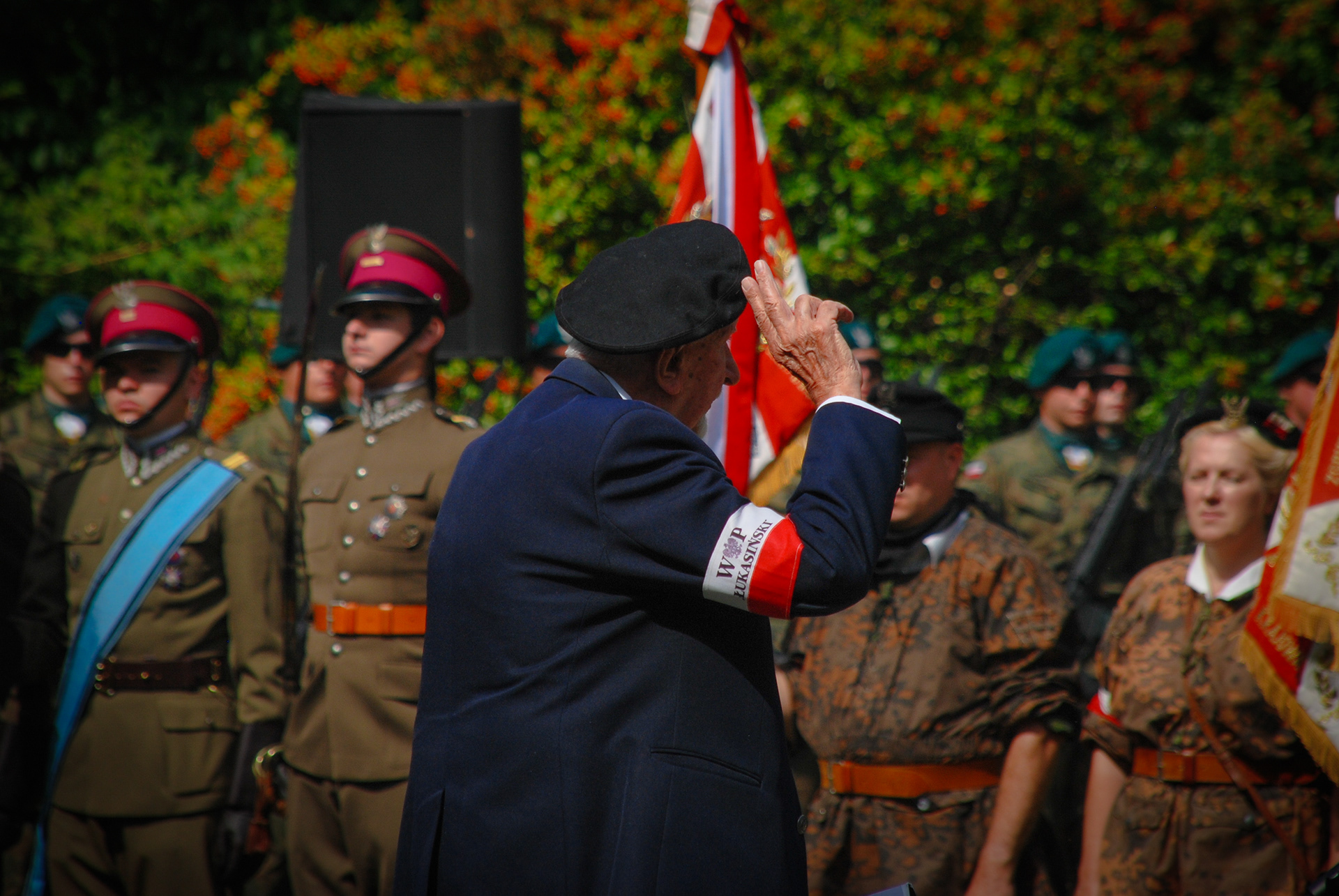 Powstaniec Oddaje Hołd Pod Pomnikiem Na ul. Dworkowej