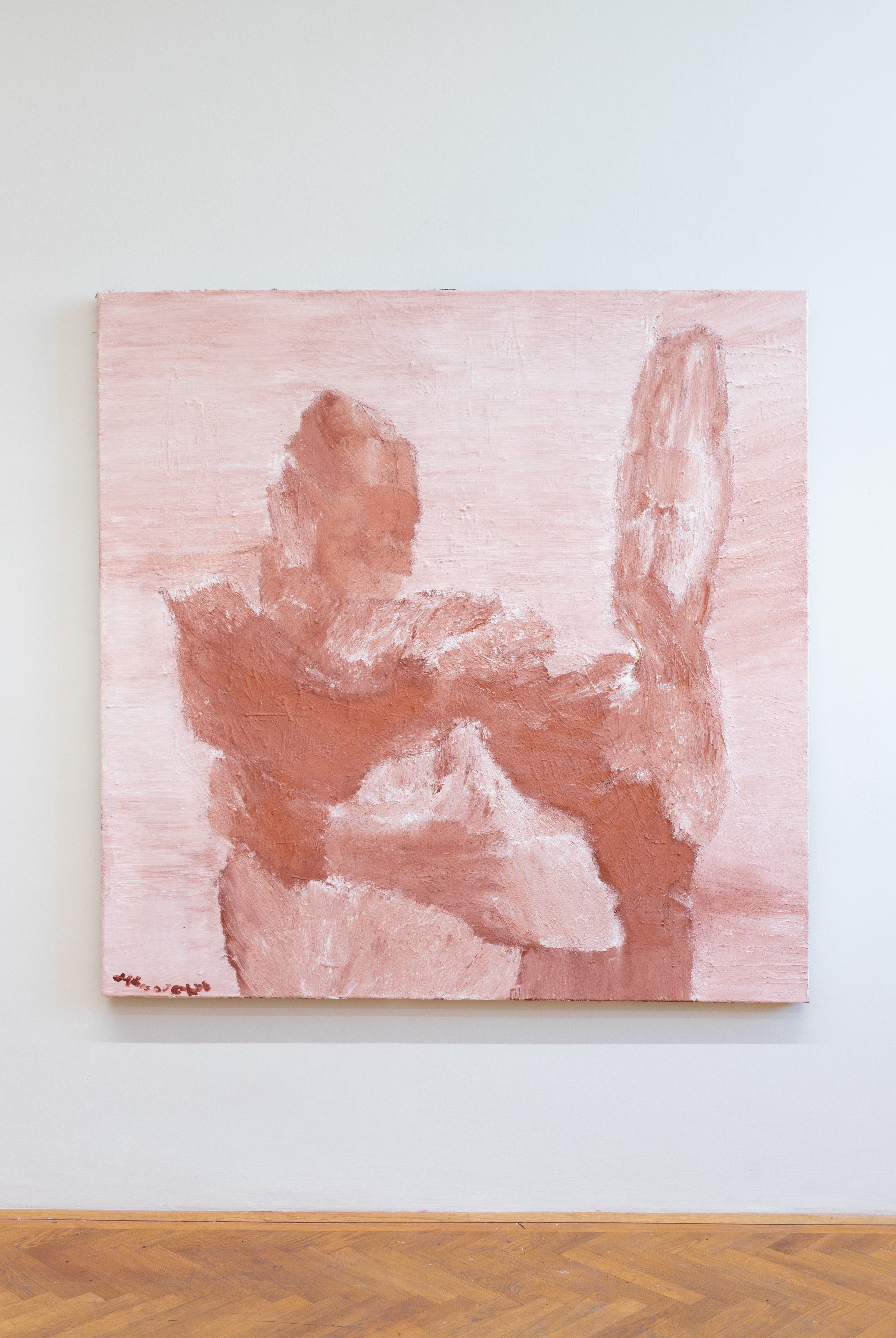 Abstraktes Gemälde in Erdtönen mit strukturierten Pinselstrichen, das Formen einer menschlichen Figur andeutet. Kunstwerk vor einer neutralen Wand in einer minimalistischen Galerie präsentiert. Dieses Kunstwerk wurde von Lukas Soldo geschaffen und zeichnet sich durch seine einzigartige Textur und die subtile Farbpalette aus.