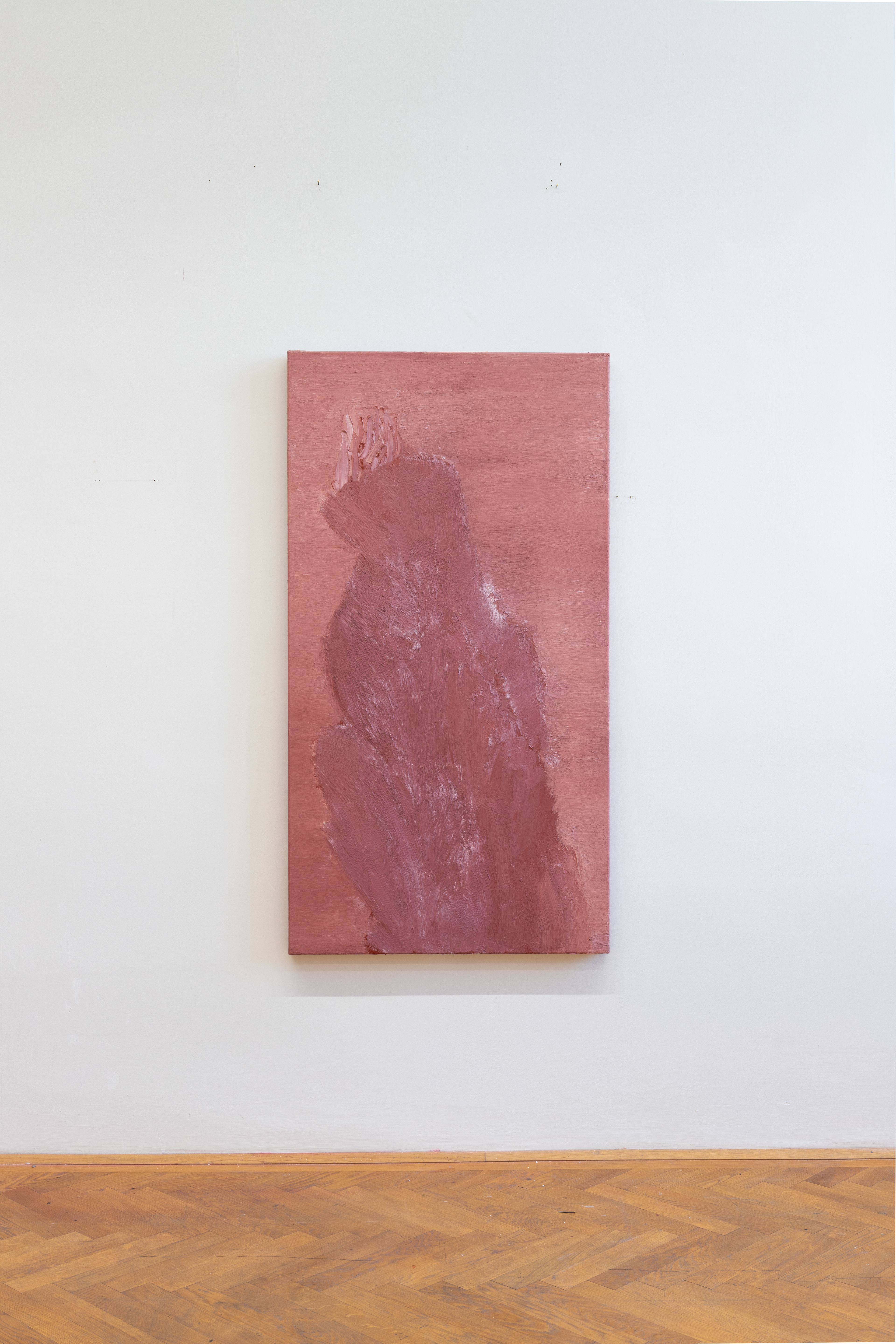 Abstraktes Gemälde in Erdtönen mit strukturierten Pinselstrichen, das Formen einer menschlichen Figur andeutet. Kunstwerk vor einer neutralen Wand in einer minimalistischen Galerie präsentiert. Dieses Kunstwerk wurde von Lukas Soldo geschaffen und zeichnet sich durch seine einzigartige Textur und die subtile Farbpalette aus.