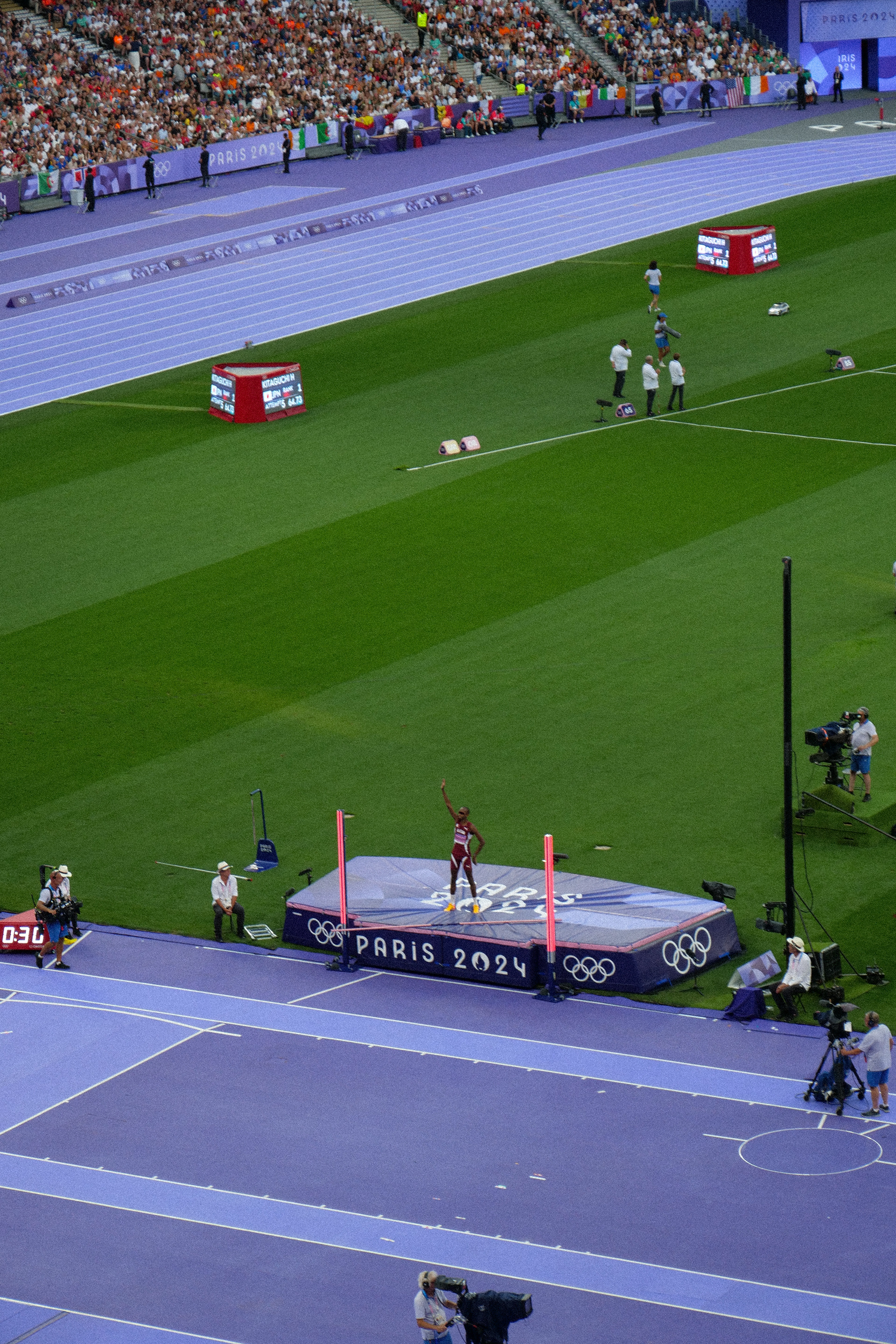 Même blessé, Mutaz Barshim parvient encore une fois à se hisser sur le podium des Jeux Olympiques. Une performance salué par le public, qu'il remercie à la suite de ce qui peut s'apparenter à son dernier saut olympique.