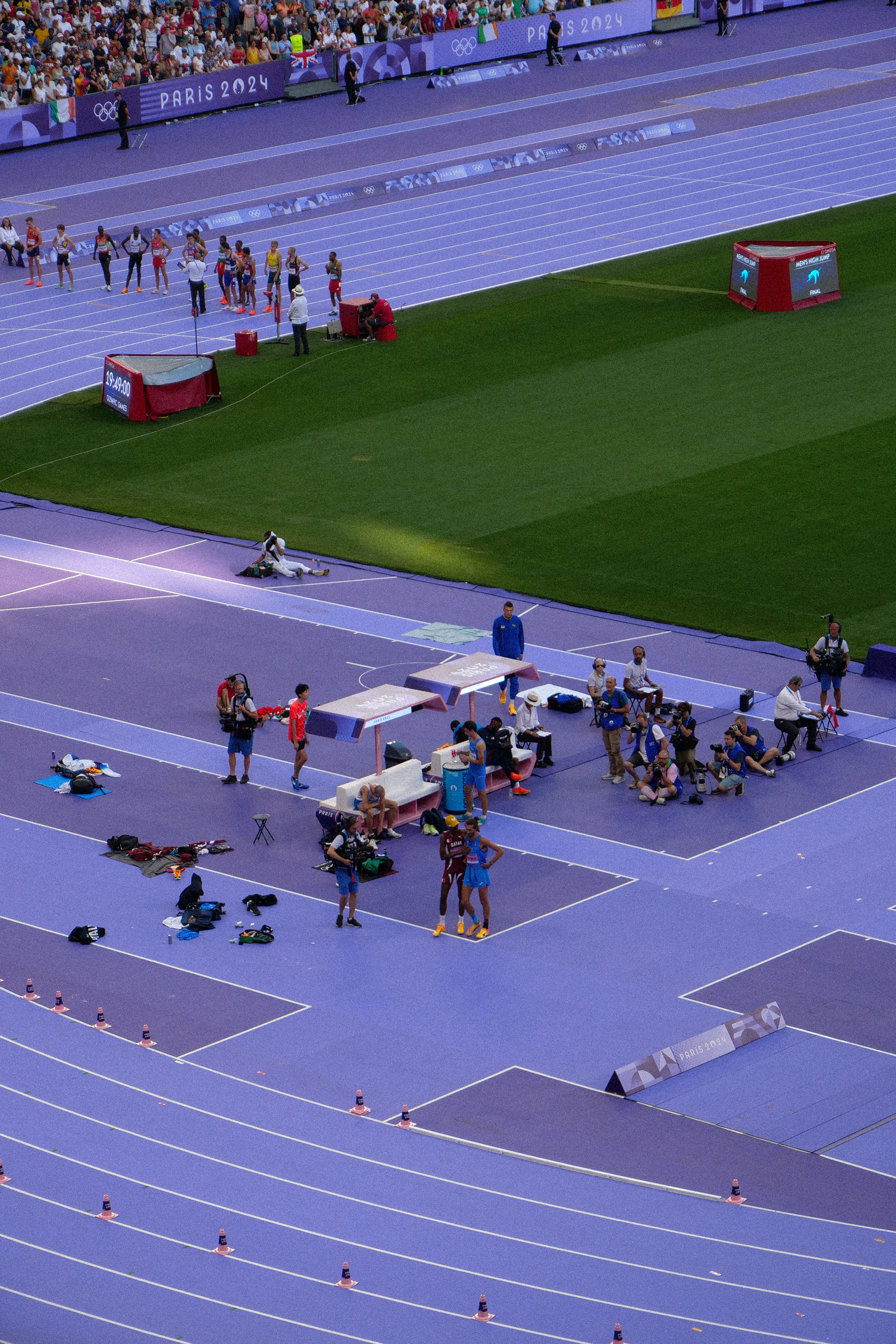 Concurrents devenus amis après la finale légendaire de Tokyo 2020, Mutaz Barshim console un Gianmarco Tamberi loin de ses standards, après avoir échoué à 2.22m.