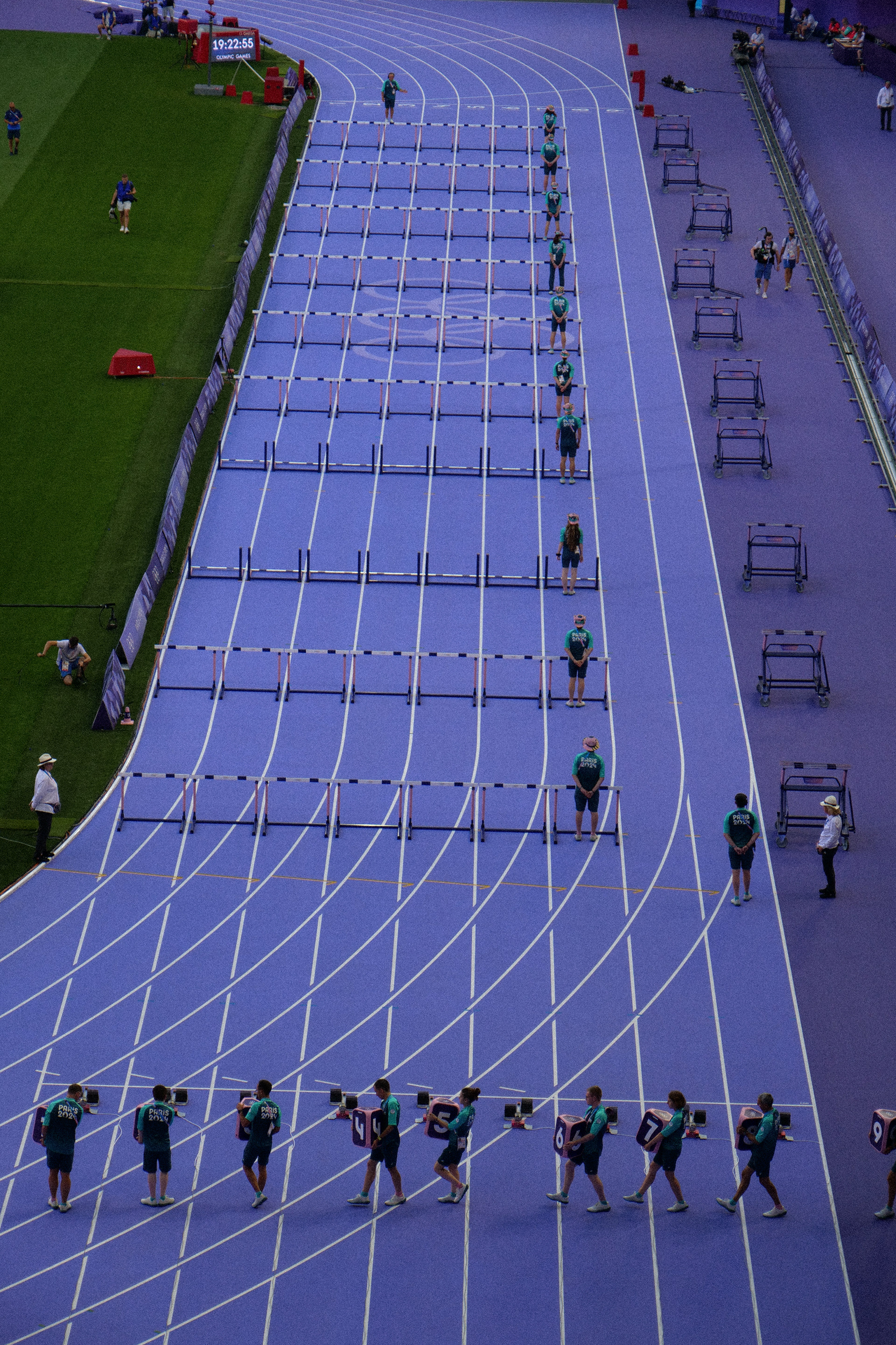 Mise en place de la finale du 100m haies femme par les bénévoles des Jeux Olympiques de Paris 2024.​​​​​​​