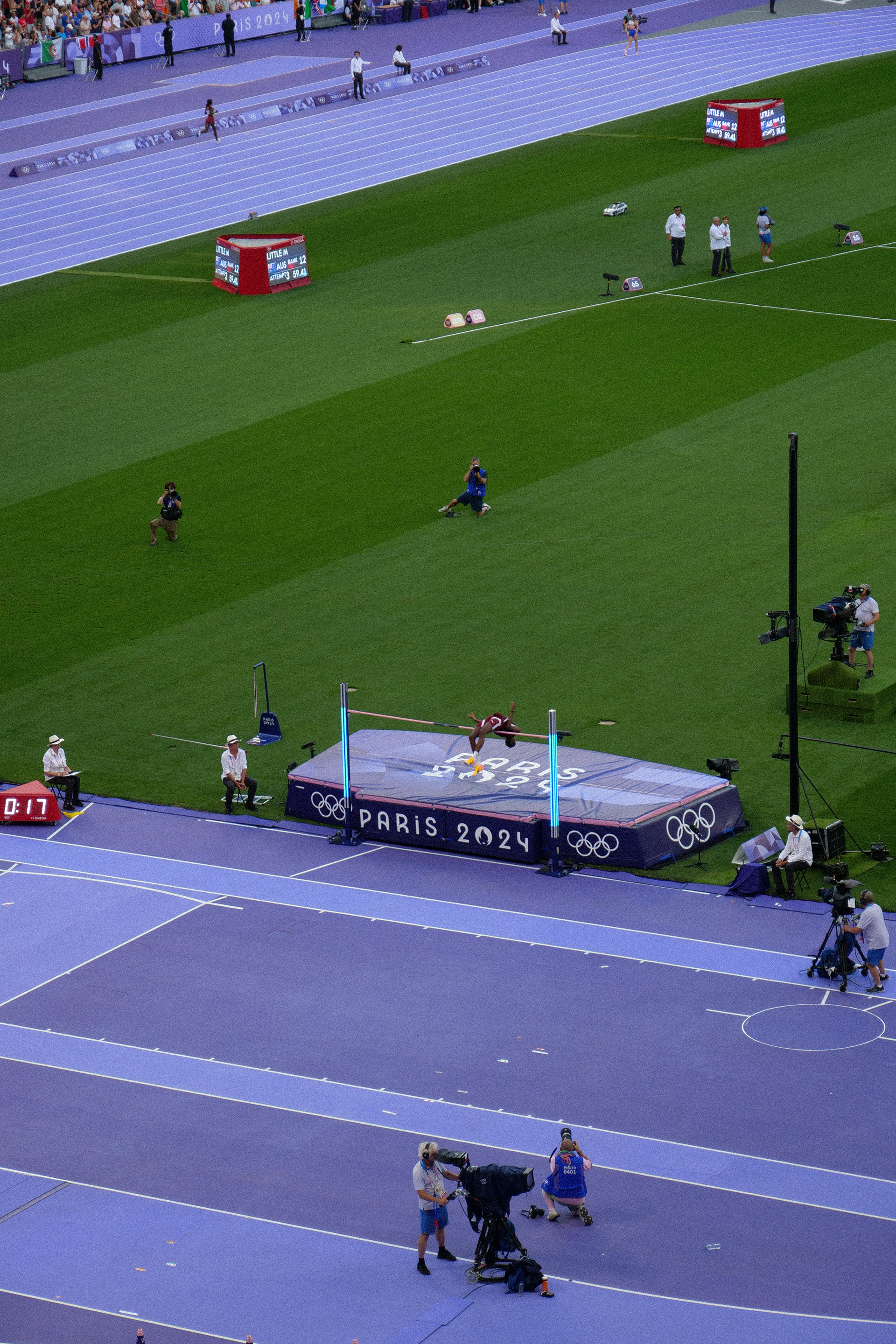 Le qatari qui s'était blessé en qualification mais qui avait quand même réussi à décrocher son ticket pour la finale s'élance...