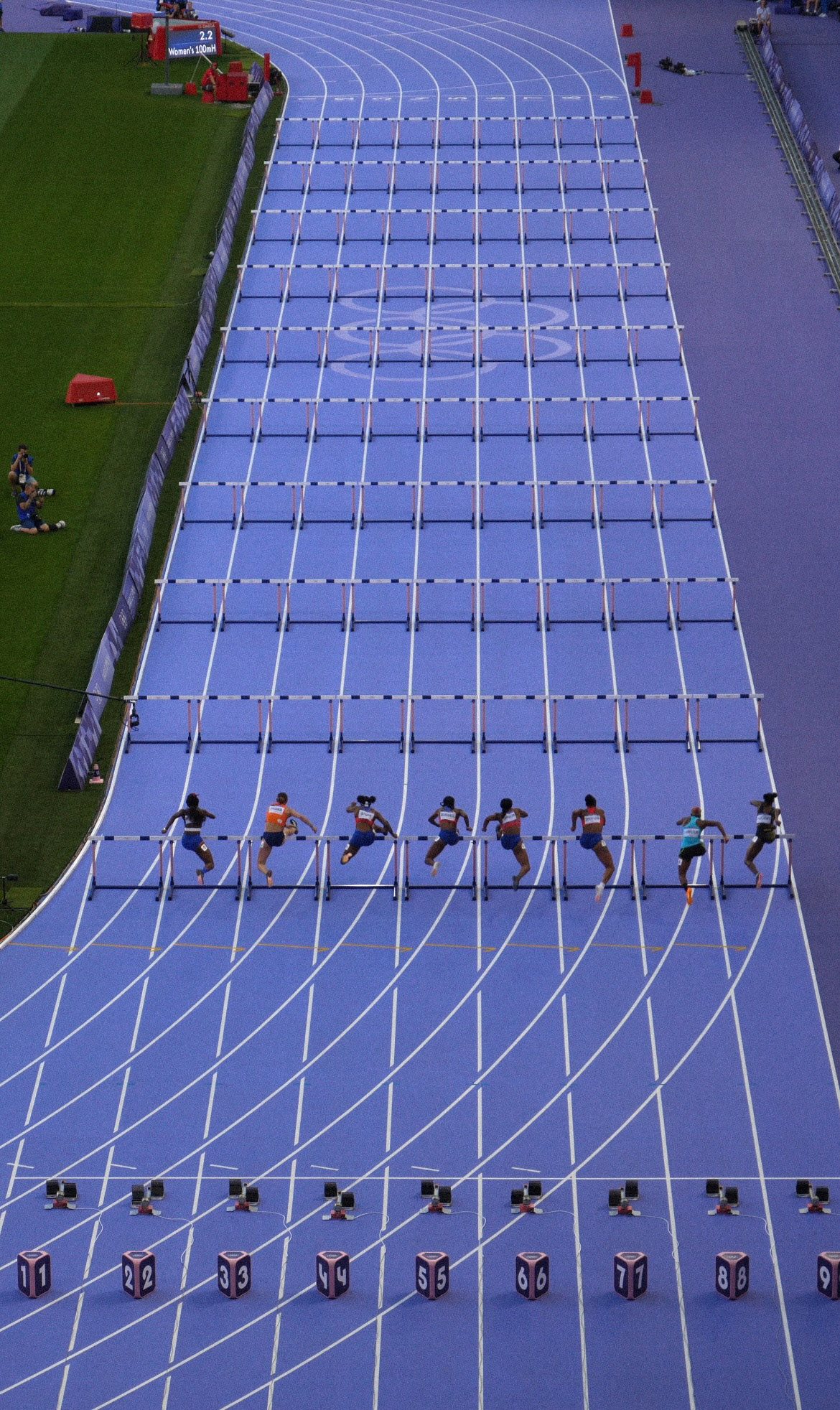 C'est parti dans cette finale du mythique 100m haies, avec un super départ des américaines mais également de notre française, qui nous fera vibrer et espérer l'or... à un centième près.