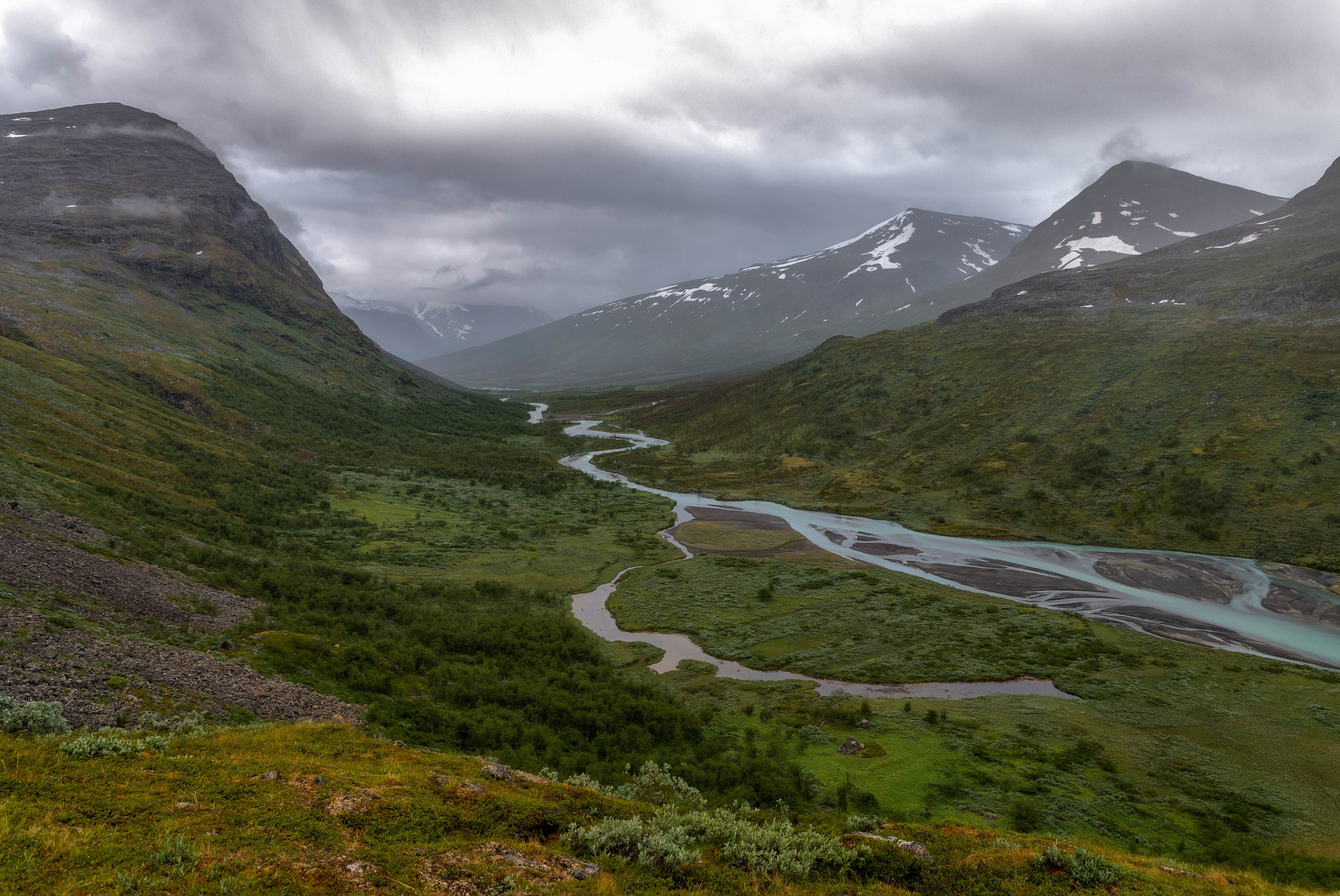 Ráhpajåhkå river flowing around Låddebákte