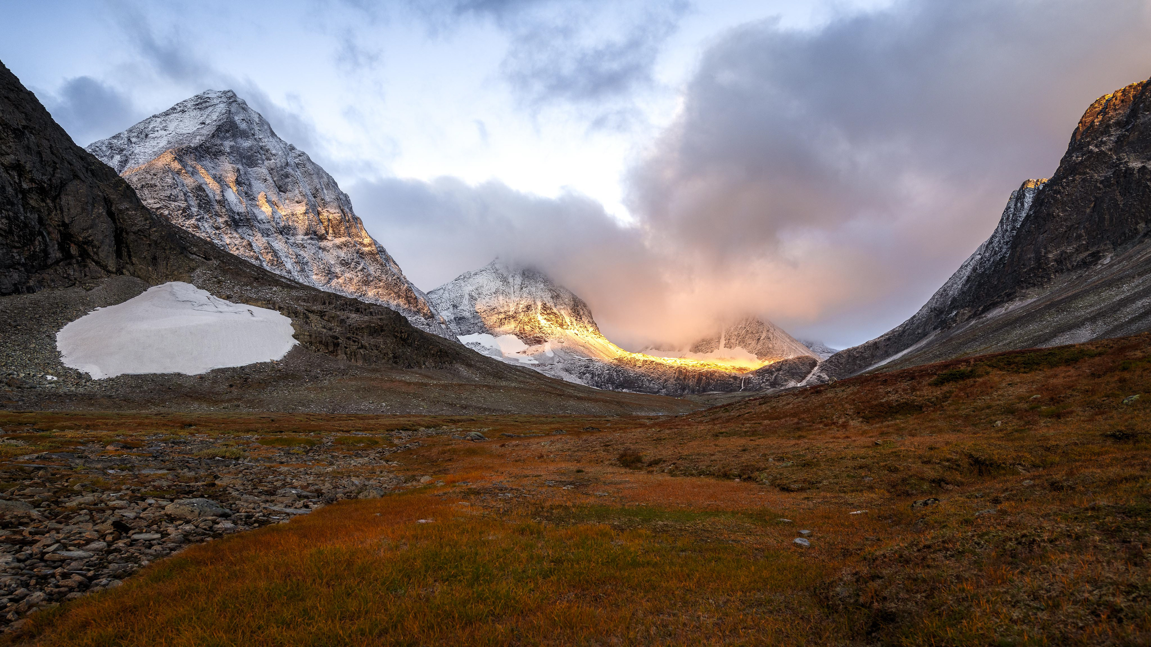 Pyramiden, Knivkammen and Vaktposten after sunrise