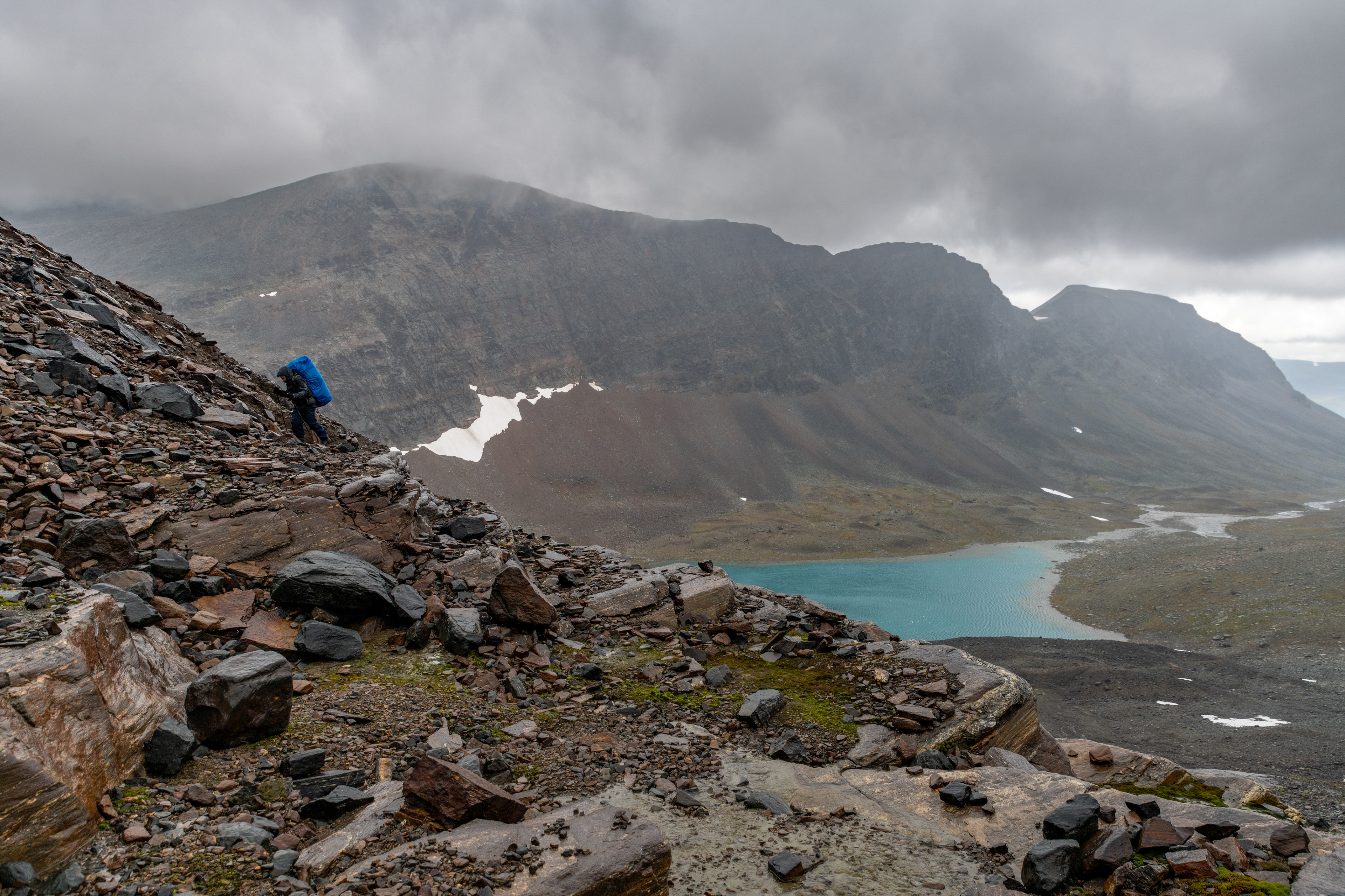 Hiking up to Unna Räitastugan