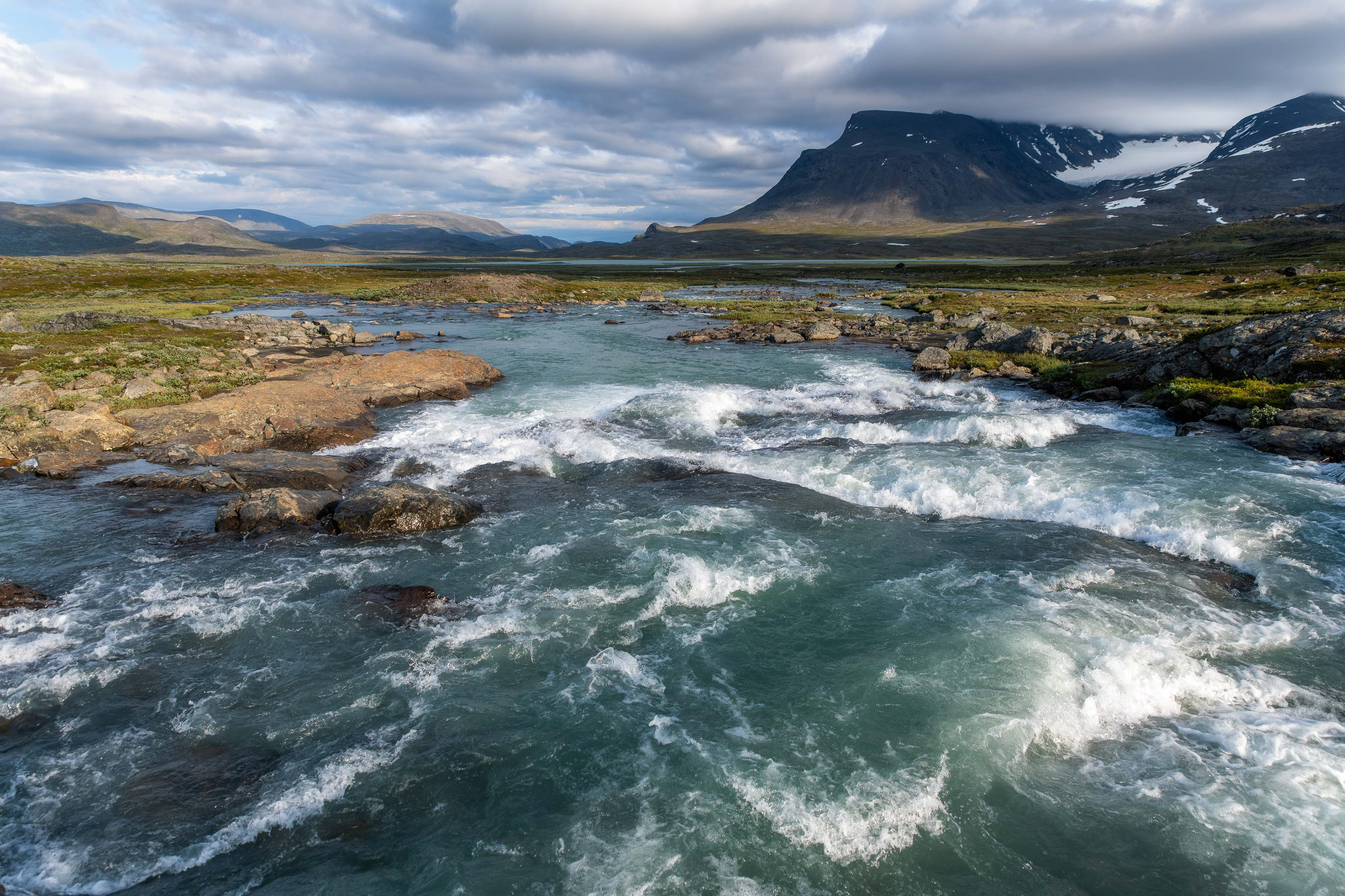 Crossing the Guhkesvákkjåhkå and entering Sarek