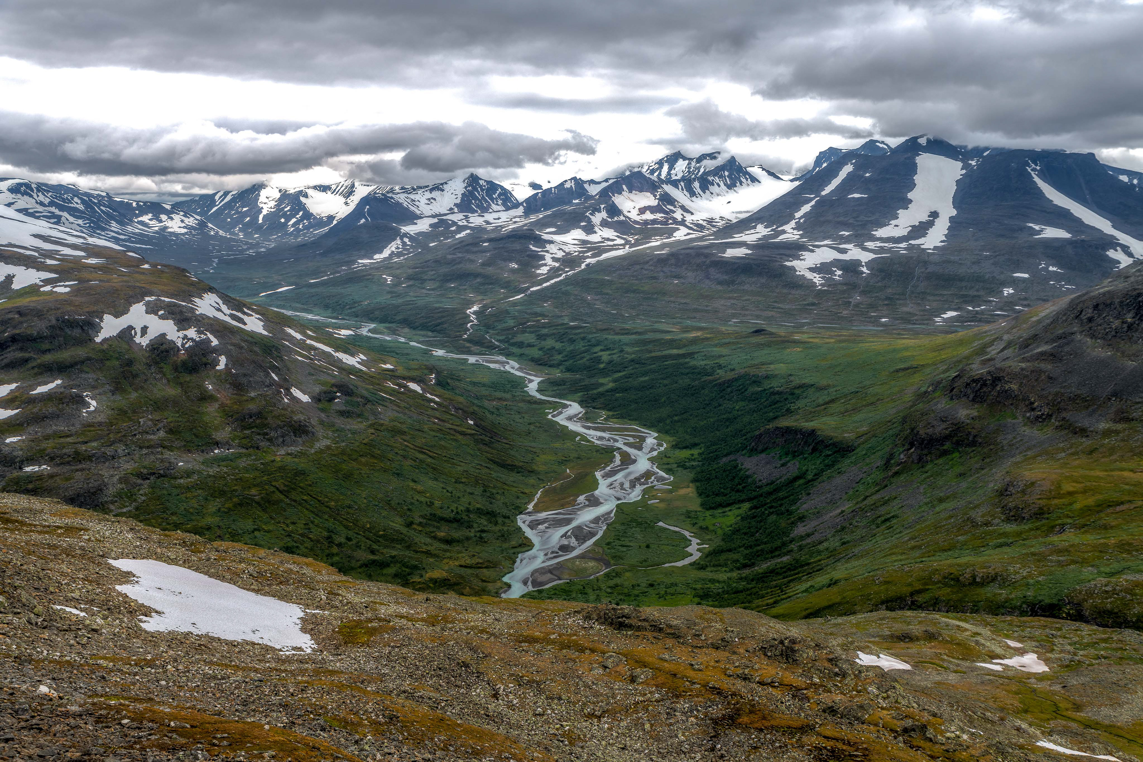 Sarvatjåhkkå (1909m) on the right and valley going up to Skárjá