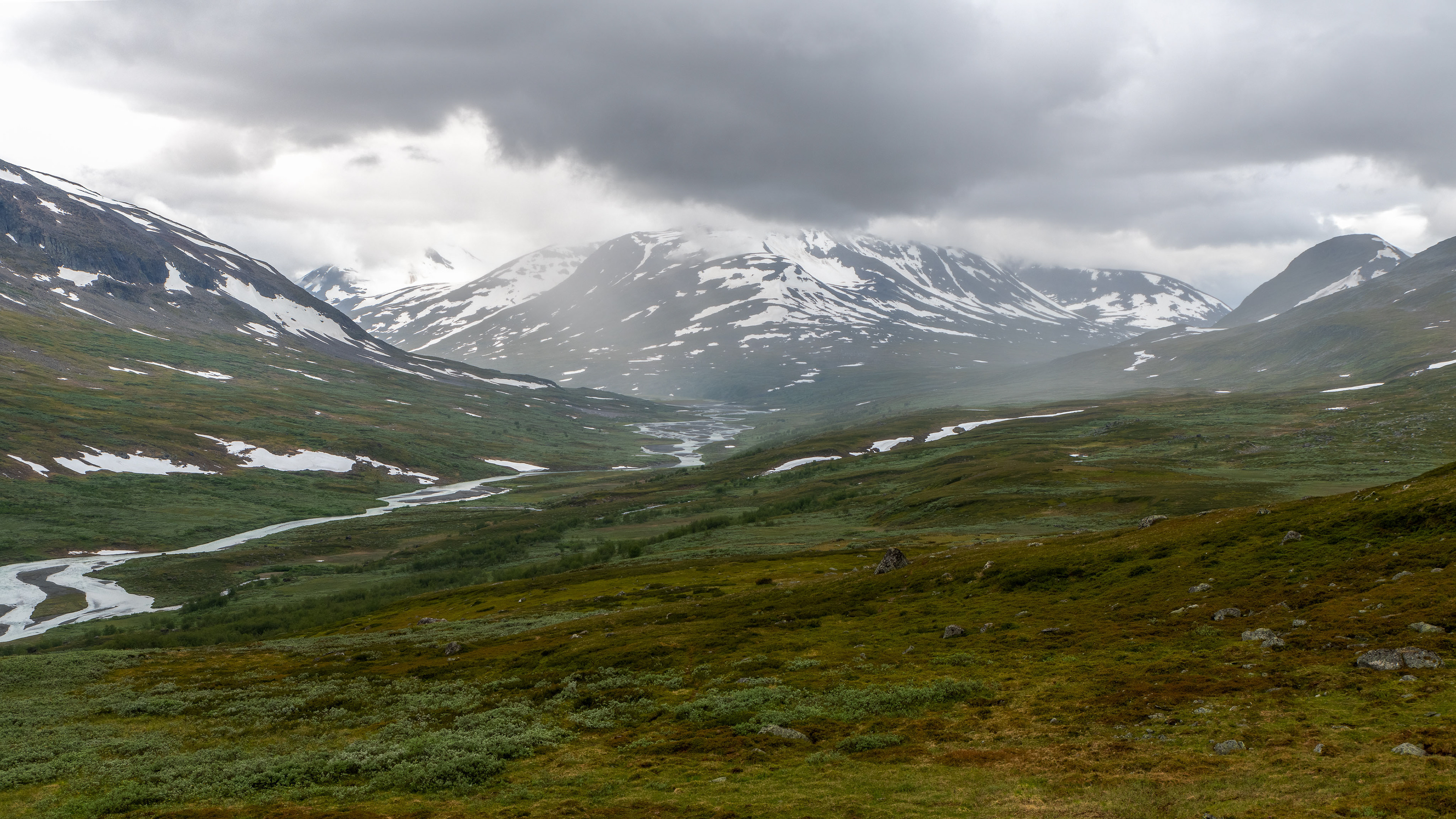 Skarjatjåhkkå (1647m) and the Rahpajåhkå river
