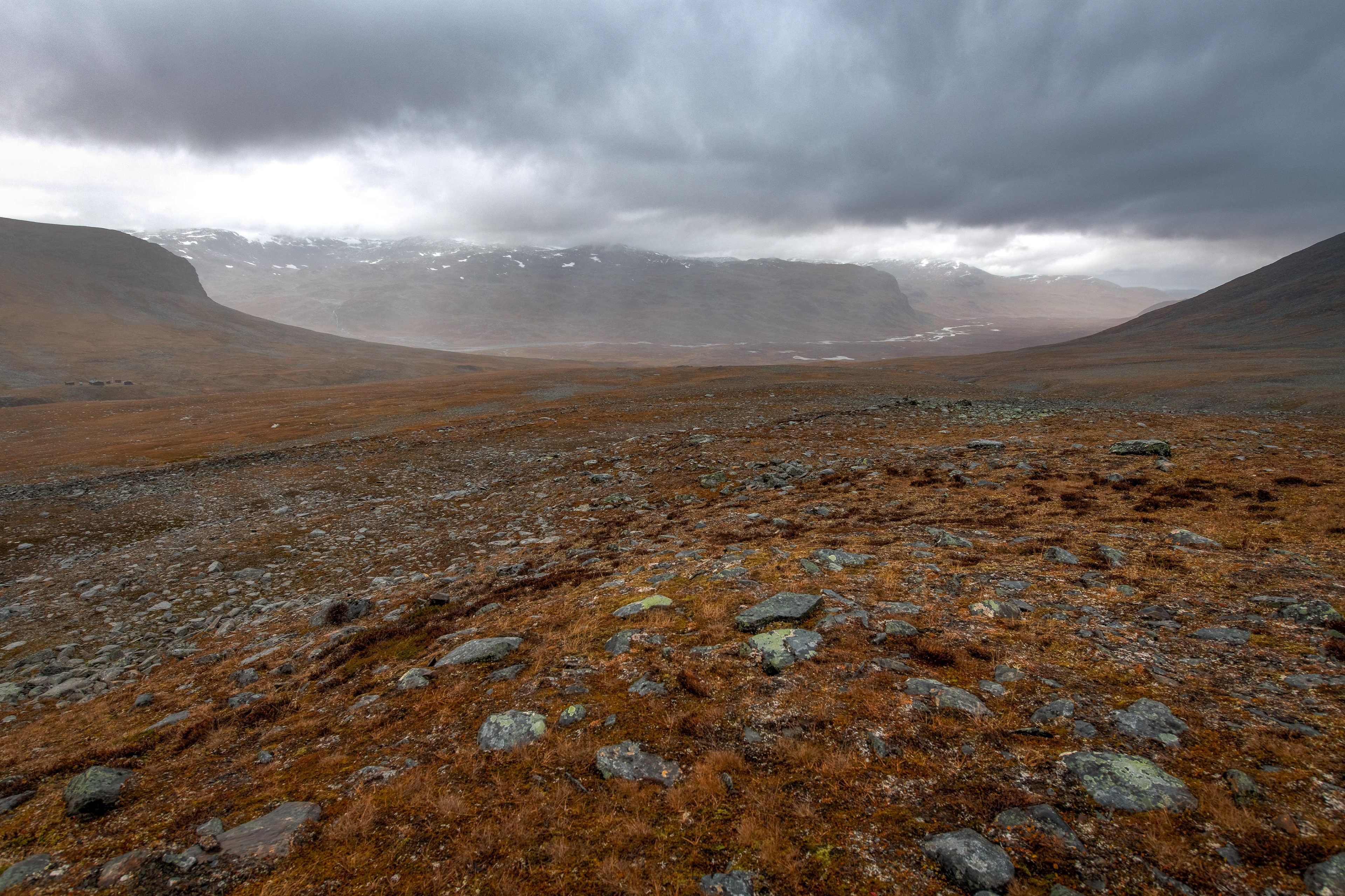 Tjäktjastugan in the distance