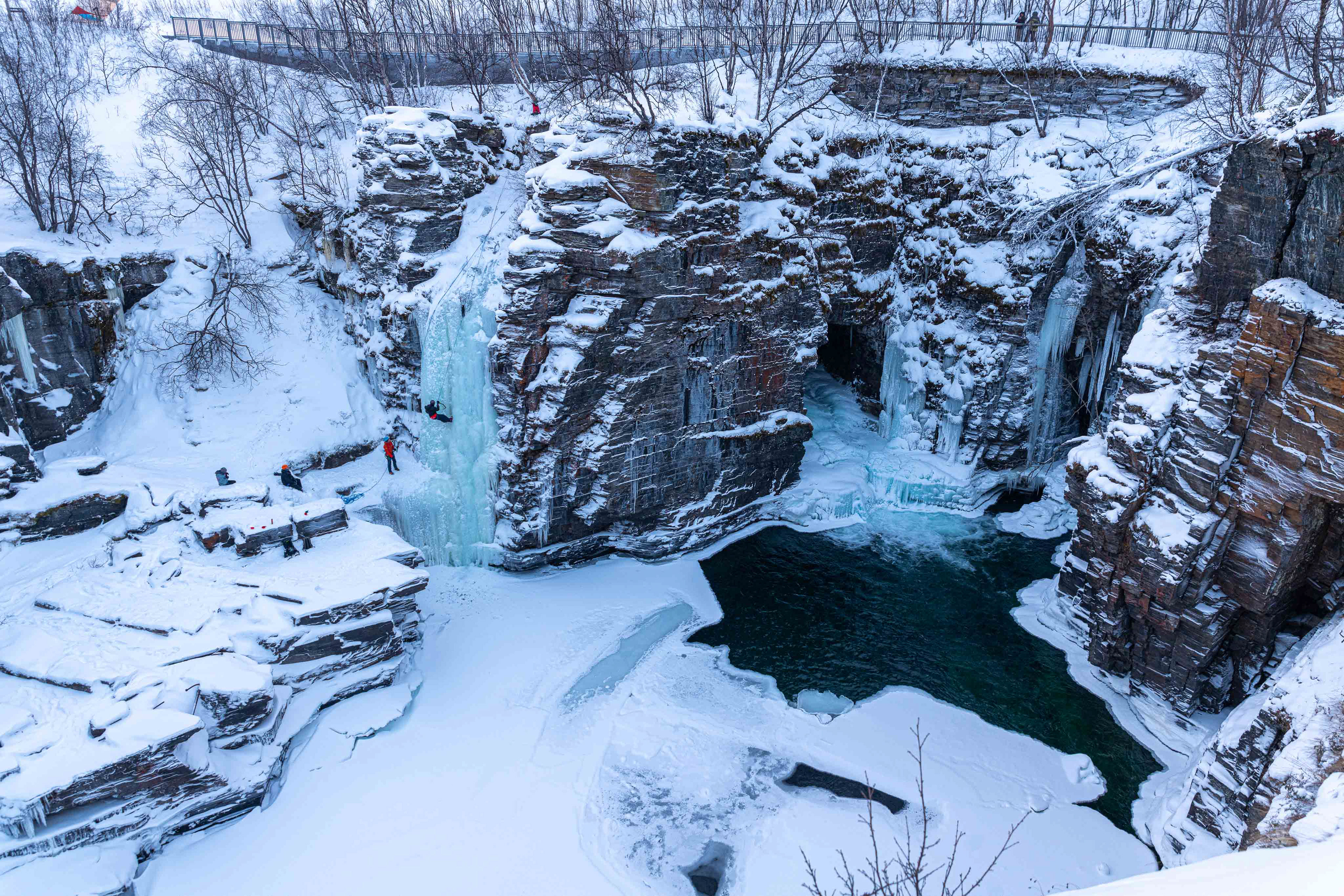 Ice climbing in Abiskojåkka canyon