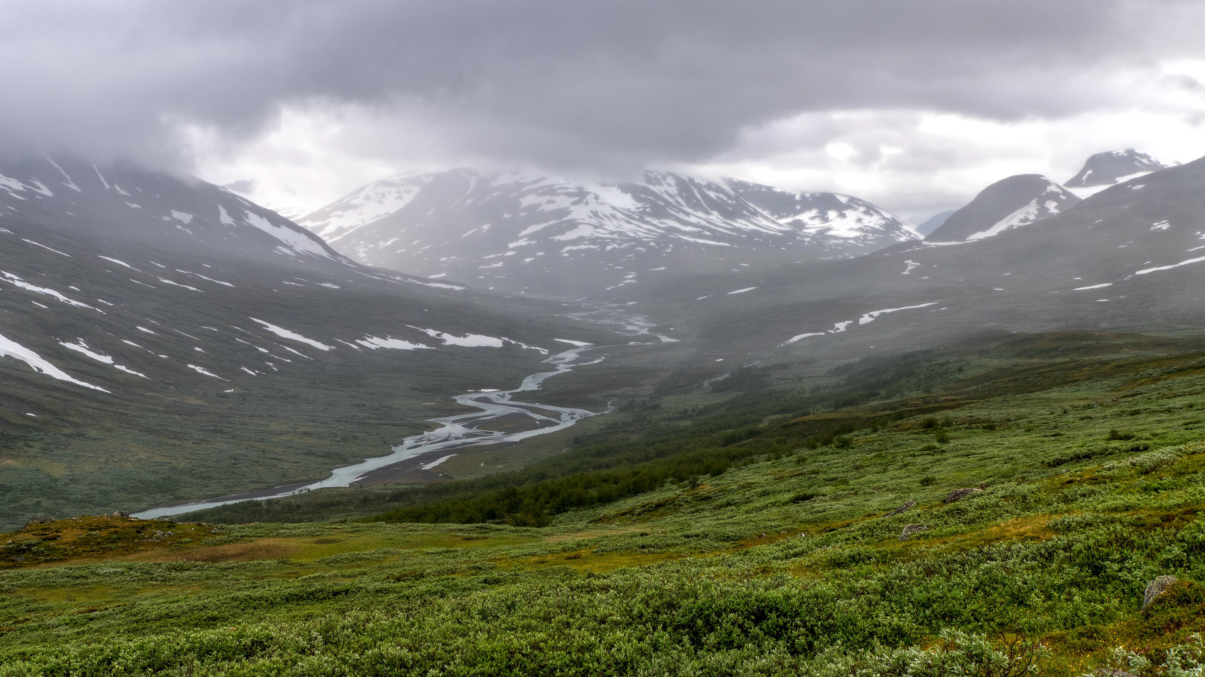 Skarjatjåhkkå (1647m) and the Rahpajåhkå river