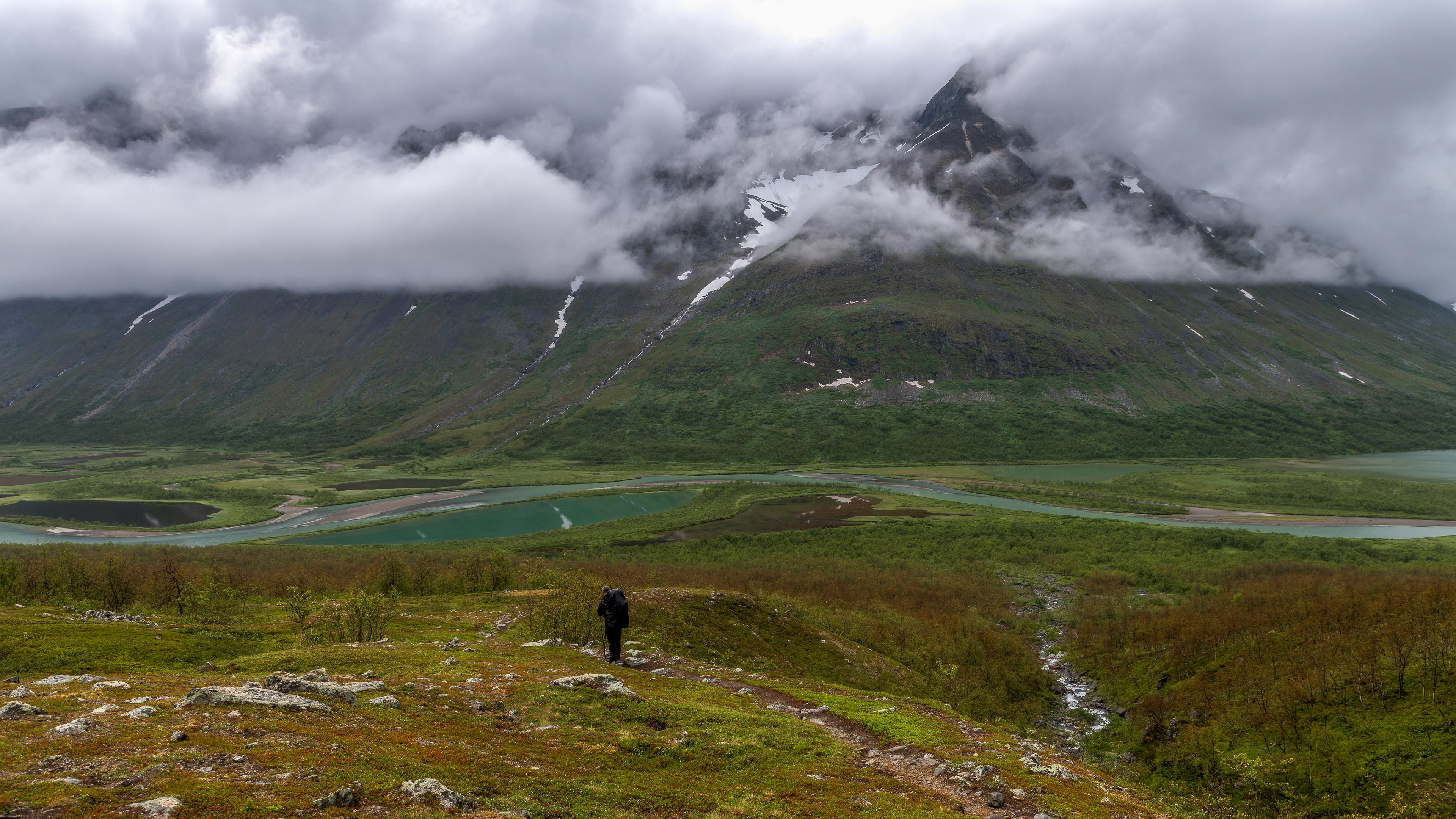 Hiking down to Rapaselet