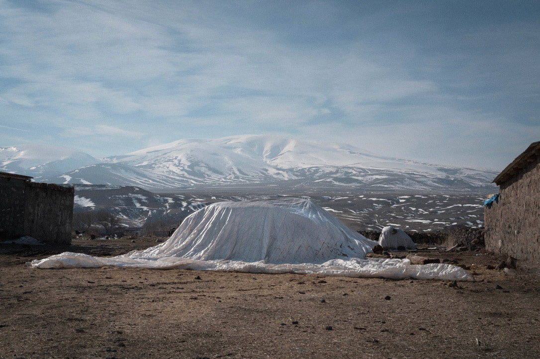 La bâche qui se rêve montagne, Ani, Turquie, 2026