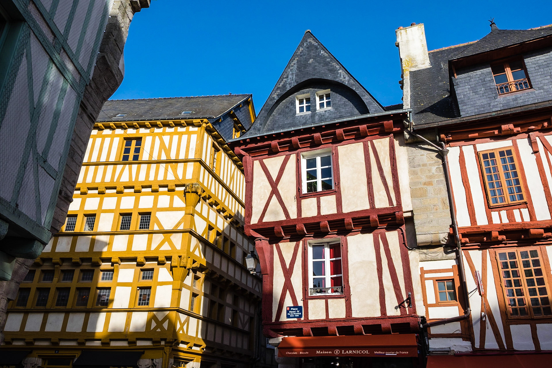 Place Henri IV, La vielle ville de Vannes avec ses maisons à Colombages, Bretagne, France.