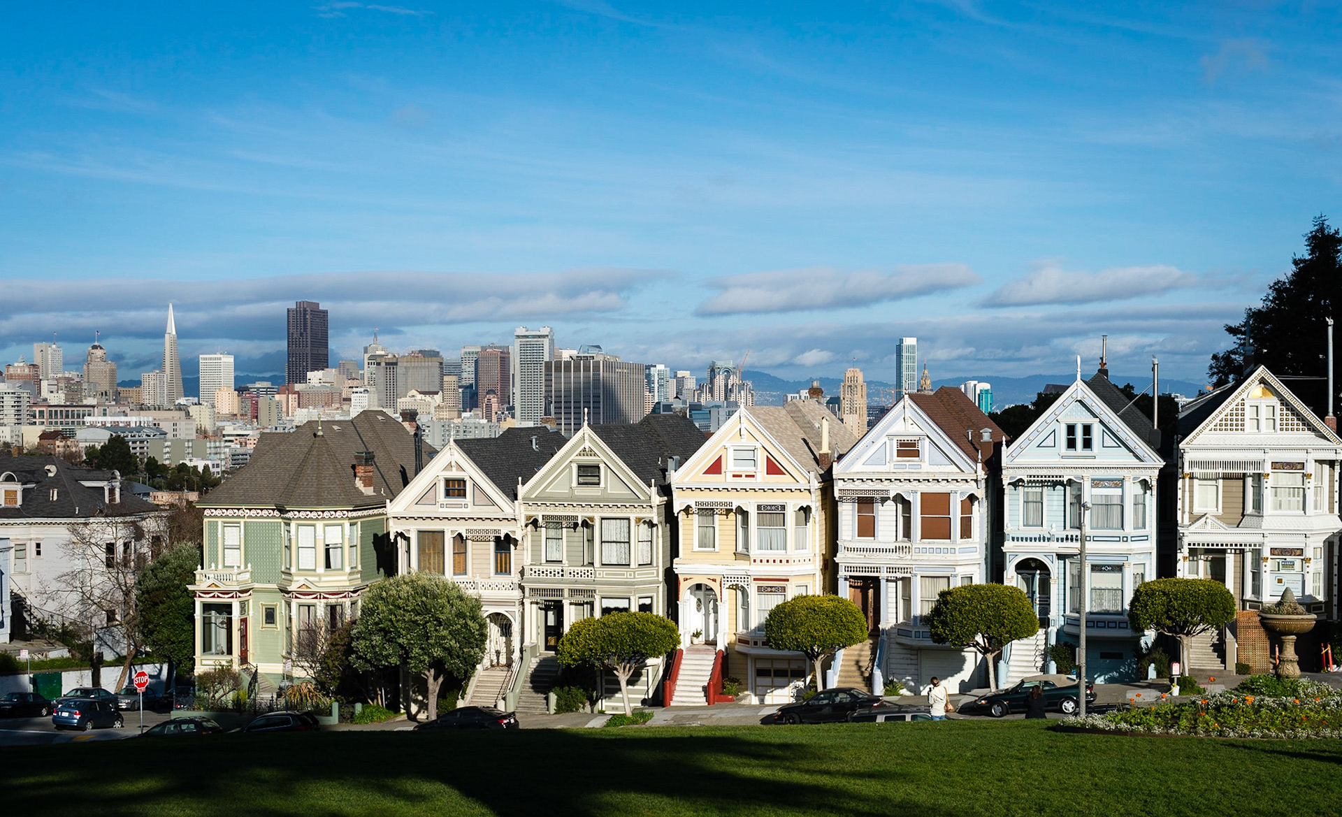 Les célèbres "Painted Ladies" sur Steiner Street près d'Alamo Square à San Francisco./ The famous "Painted Ladies" on Steiner Street near Alamo Square in San Francisco.