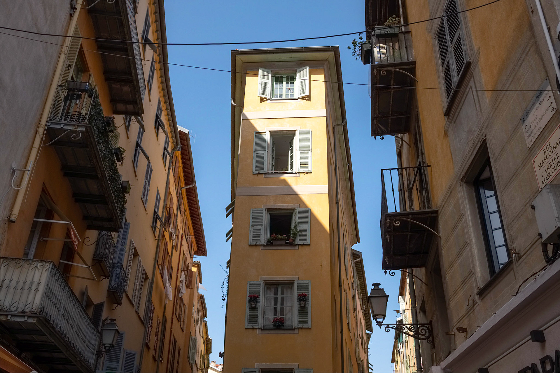 Rue du Pont Vieux et rue Mascoinat. Vieux Nice, Alpes Marimes, France