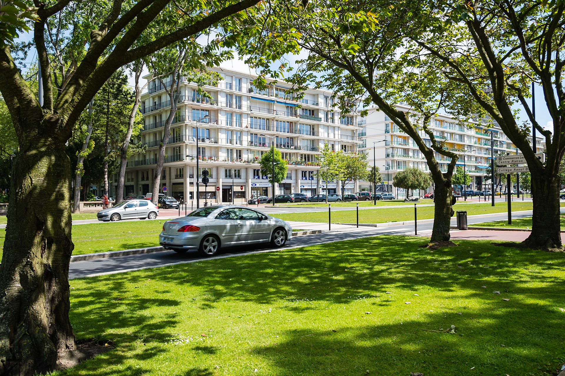 Le Havre. Avenue Foch, cette magnifique avenue comparable par ses dimensions aux Champs Elysées à Paris, relie la Place de l'Hôtel de Ville à la Porte Océane et à la plage du Havre / Le Havre. Avenue Foch, this magnificent comparable in dimensions to the Champs Elysees avenue in Paris, links the Place de l'Hotel de Ville in the Ocean Gate and the beach of Le Havre.