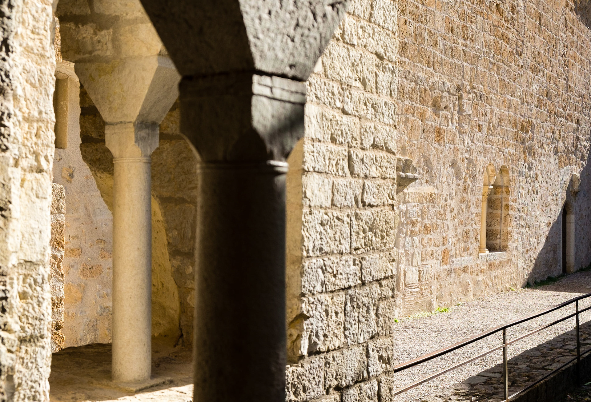 L'abbaye de Saint Guilhem Le Désert, le cloitre. Abbaye bénédictine fondée en 804 par Guillaume de Gellone, elle est inscrite au patrimoine mondial de l'UNESCO depuis 1998 / The abbey of Saint Guilhem Le Desert, the cloister. Benedictine abbey founded in 804 by William of Gellone, it is a World Heritage Site by UNESCO since 1998.