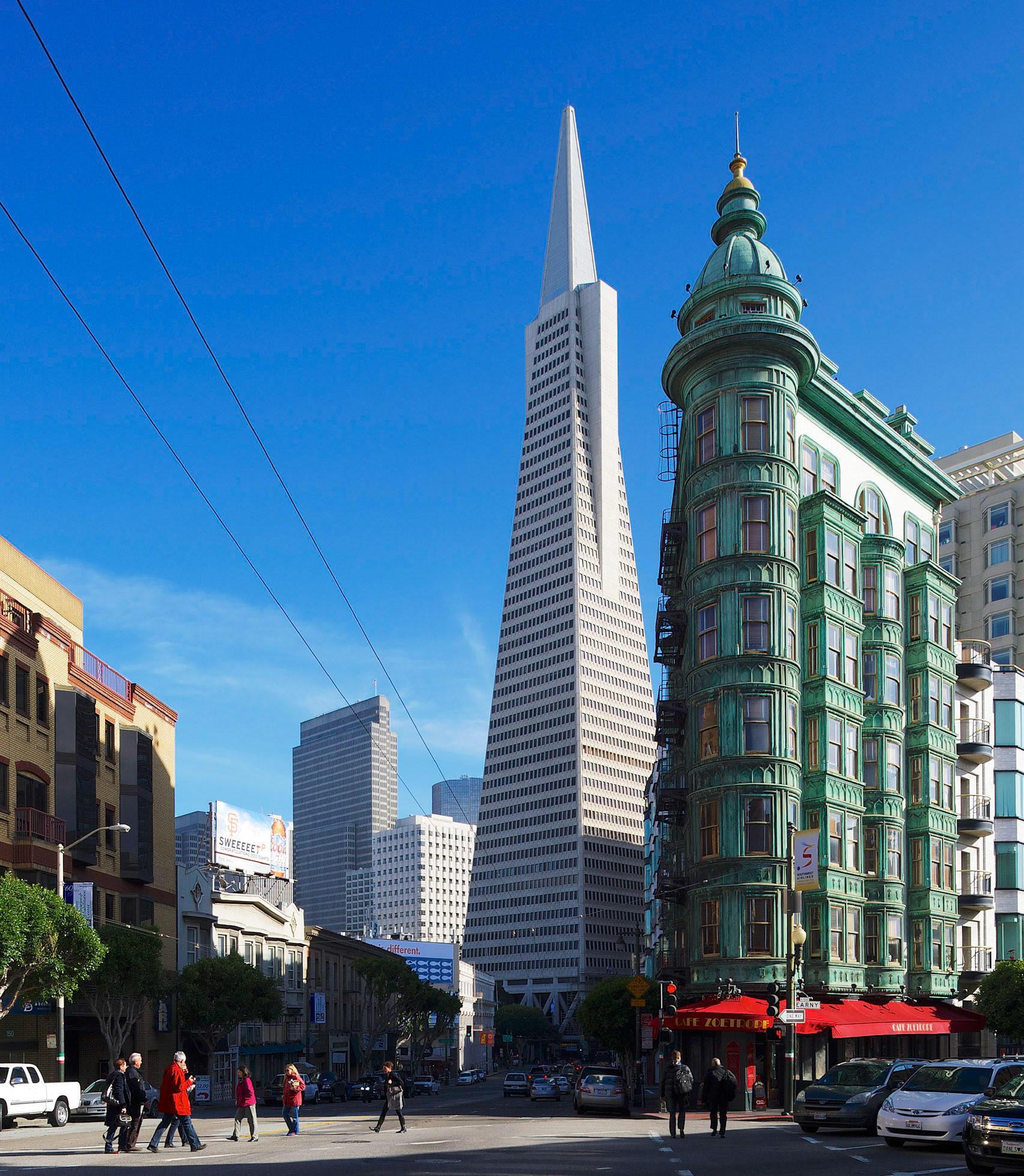 La Transamerica Pyramid (ou Transamerica Tower), construite par William Pereira, est le plus haut gratte-ciel de San Francisco en Californie (260 m), c’est aussi l'un des symboles de la métropole, avec le Golden Gate Bridge./ Transamerica Pyramid (or Transamerica Tower), built by William Pereira, is the tallest skyscraper in San Francisco, California (260 m), this is also a symbol of the city, with the Golden Gate Bridge.