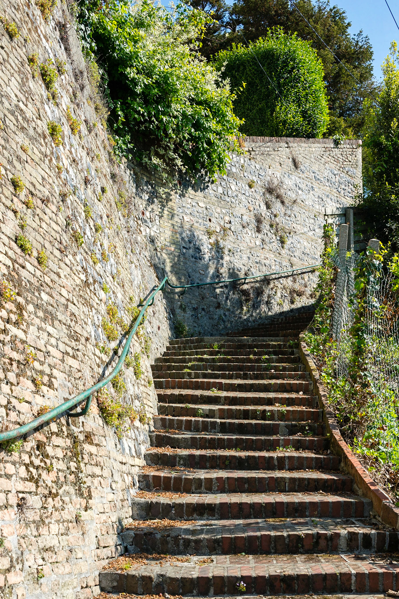 Les fameux escaliers du Havre qui permettent de relier ville haute et ville basse / The famous stairs of Le Havre that connect upper town and lower town.