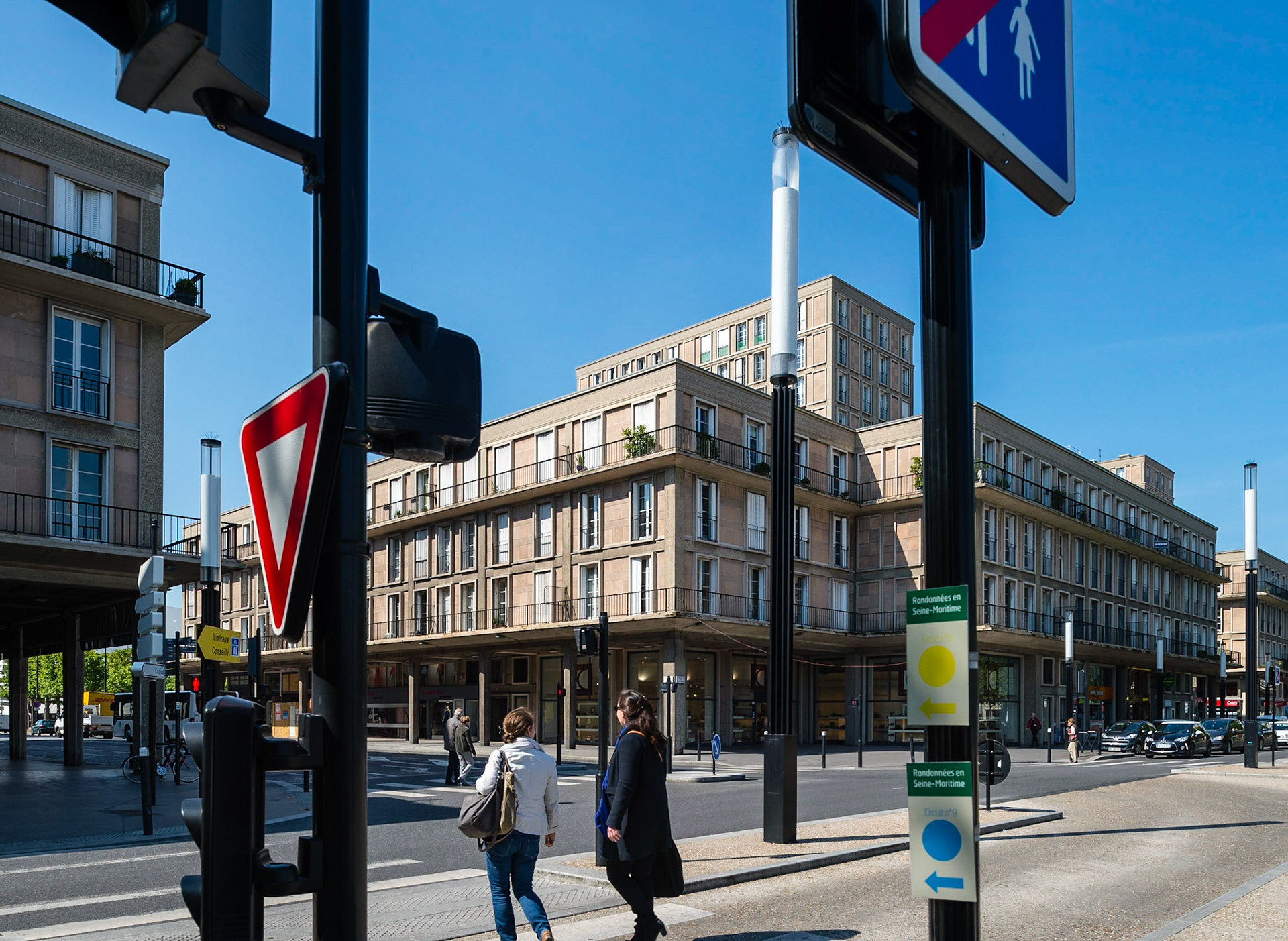 Le Havre centre ville. En grande partie détruit pendant la Seconde Guerre mondiale, le centre-ville a été reconstruit d'après les plans de l'atelier d'Auguste Perret entre 1945 et 1964, il est inscrit au patrimoine mondial de l'UNESCO depuis 2005.  Le Havre city center. Largely destroyed during the Second World War, the city was rebuilt according to the plans of the workshop of Auguste Perret between 1945 and 1964, he was listed as a World Heritage Site by UNESCO since 2005.