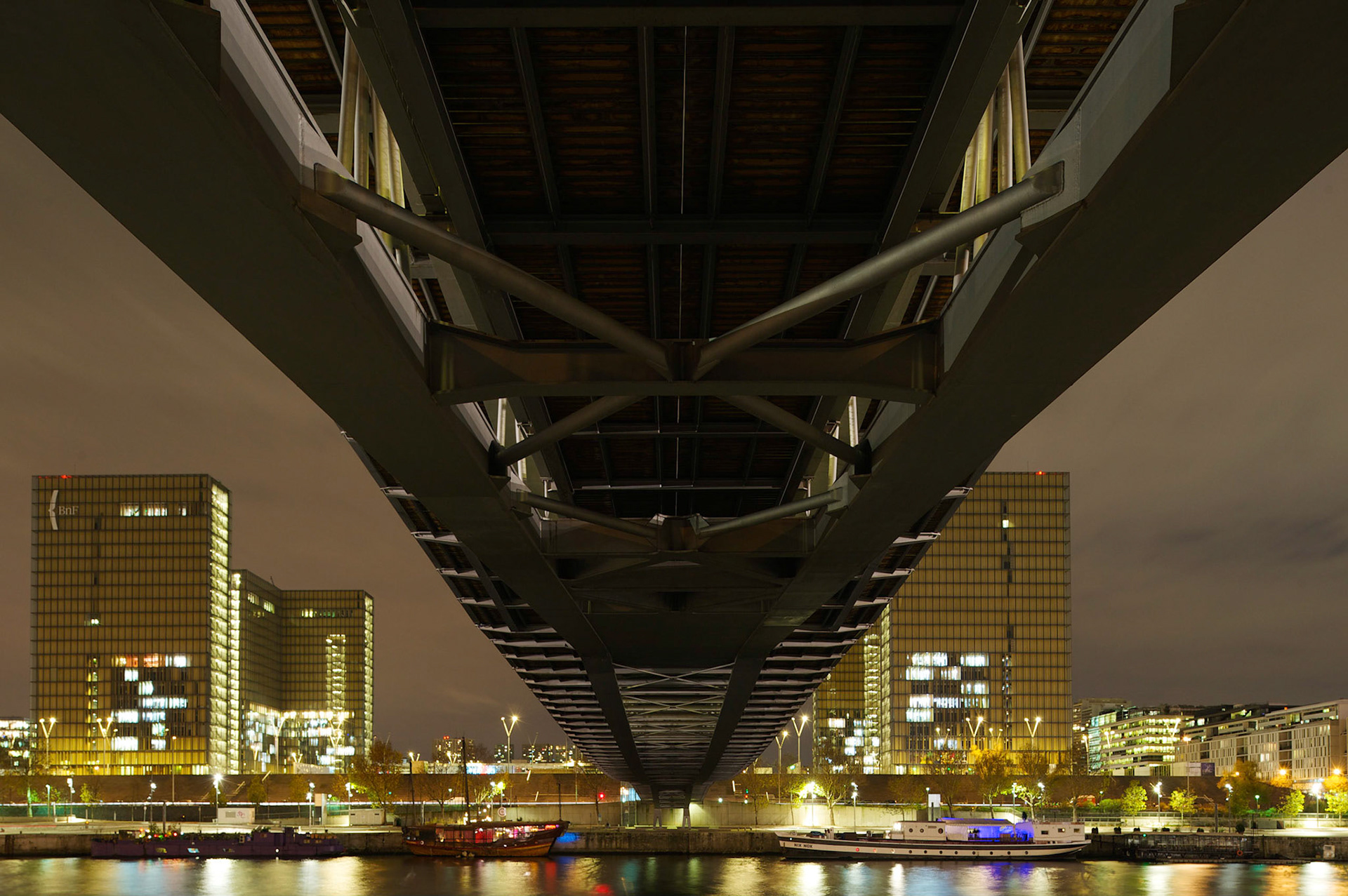 La passerelle Simone de Beauvoir, Paris, France.Dietmar Feichtinger Architectes.