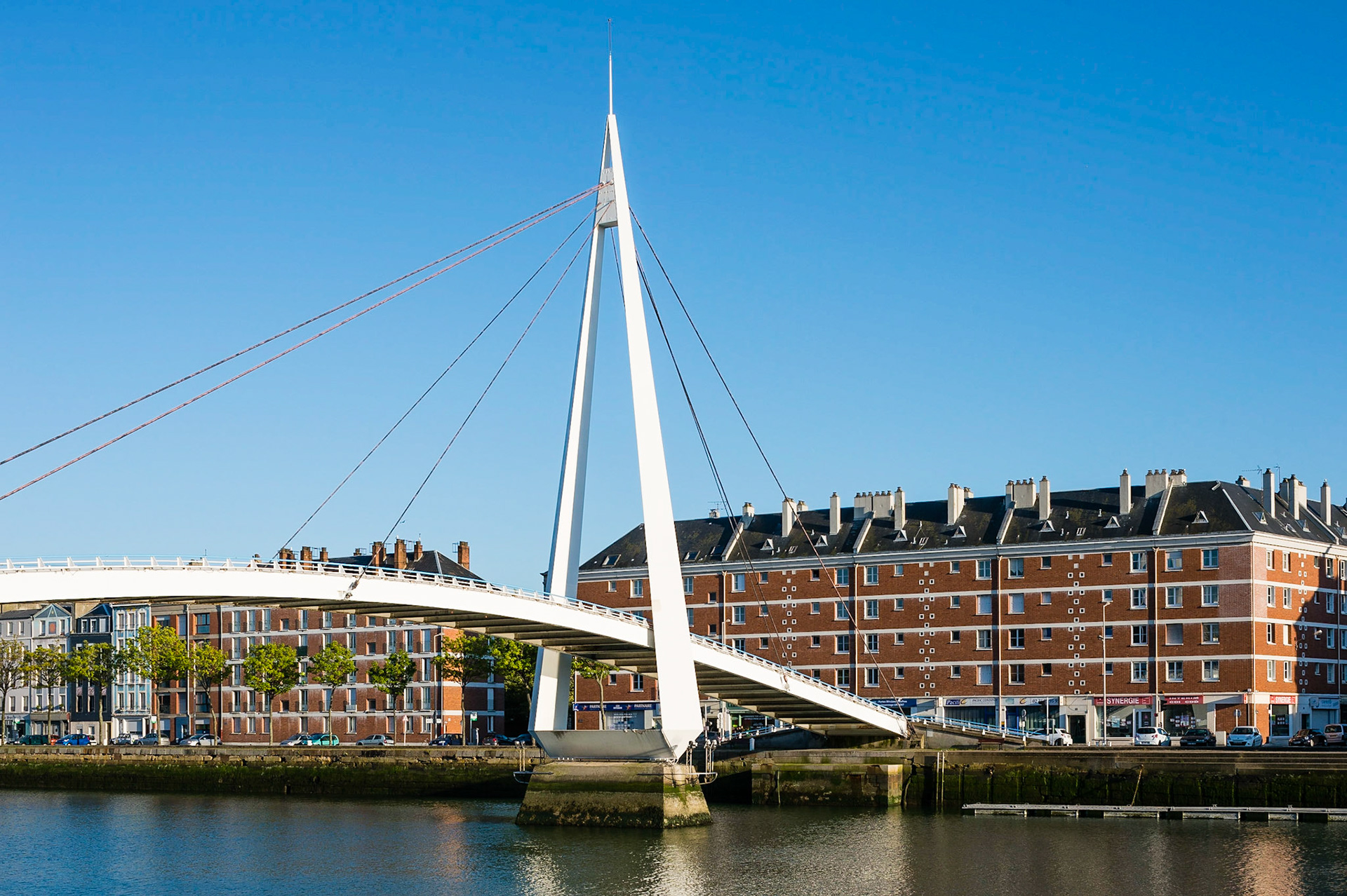 Le Havre. Bassin du Commerce et la passerelle François Le Chevalier. Les immeubles en brique rouge du quartier Saint François / Le Havre. Bassin du Commerce and Gateway François Le Chevalier. The red brick buildings of the Saint Francois.