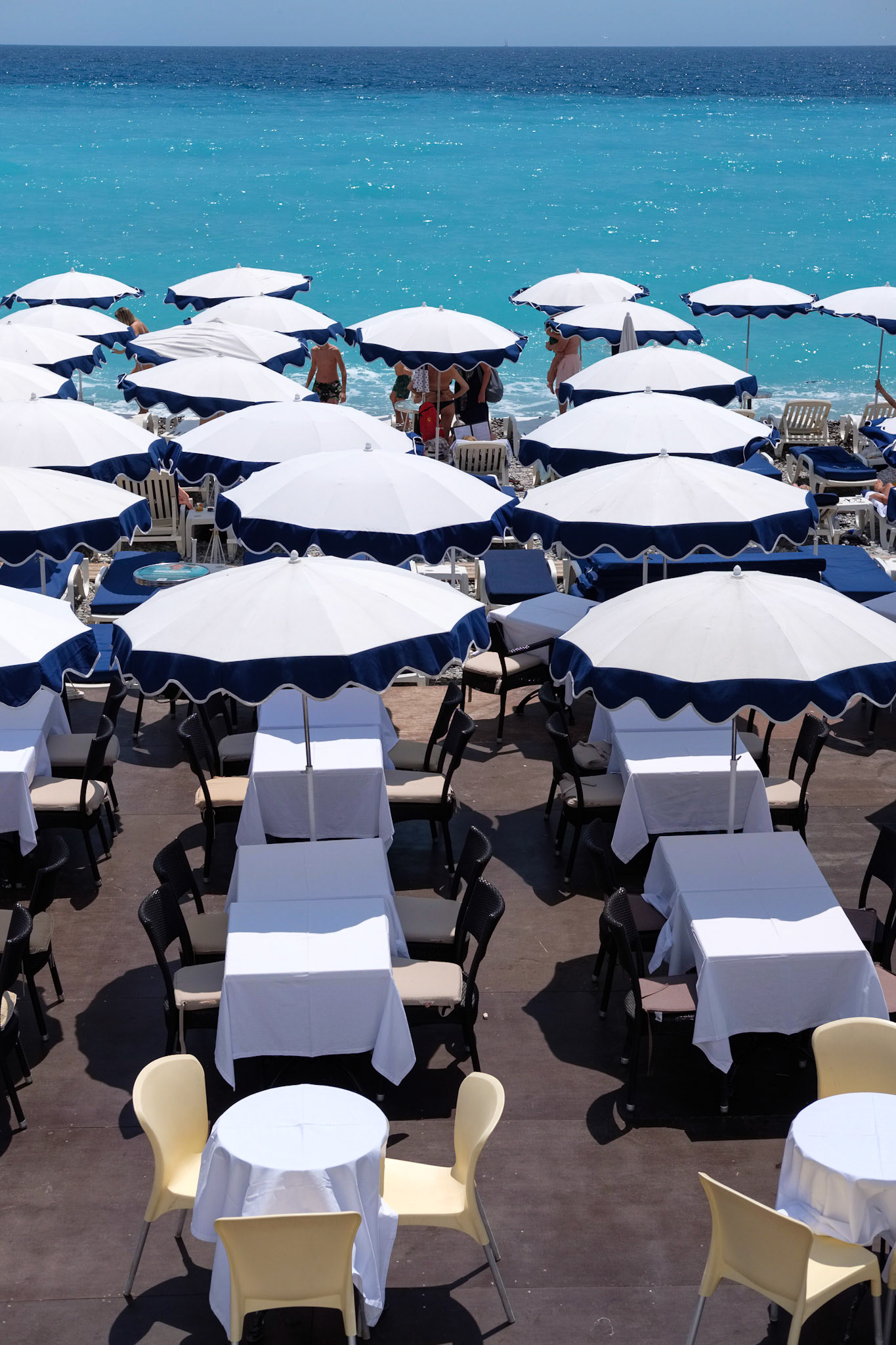 Vue plongeante sur un restaurant sur la plage de Nice, Alpes Marimes, France.