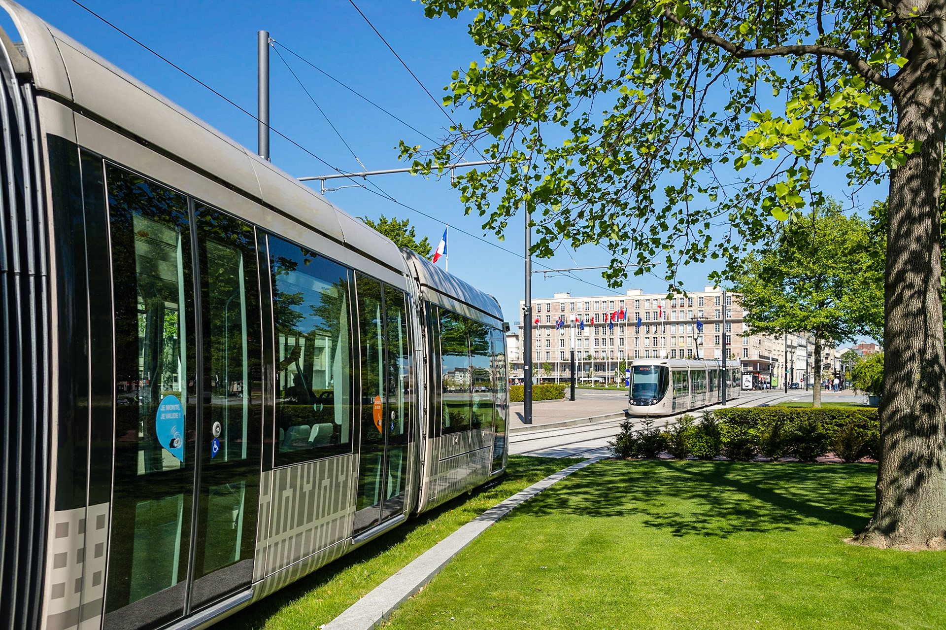 Le Havre. Le tramway, place de l'Hôtel de Ville.