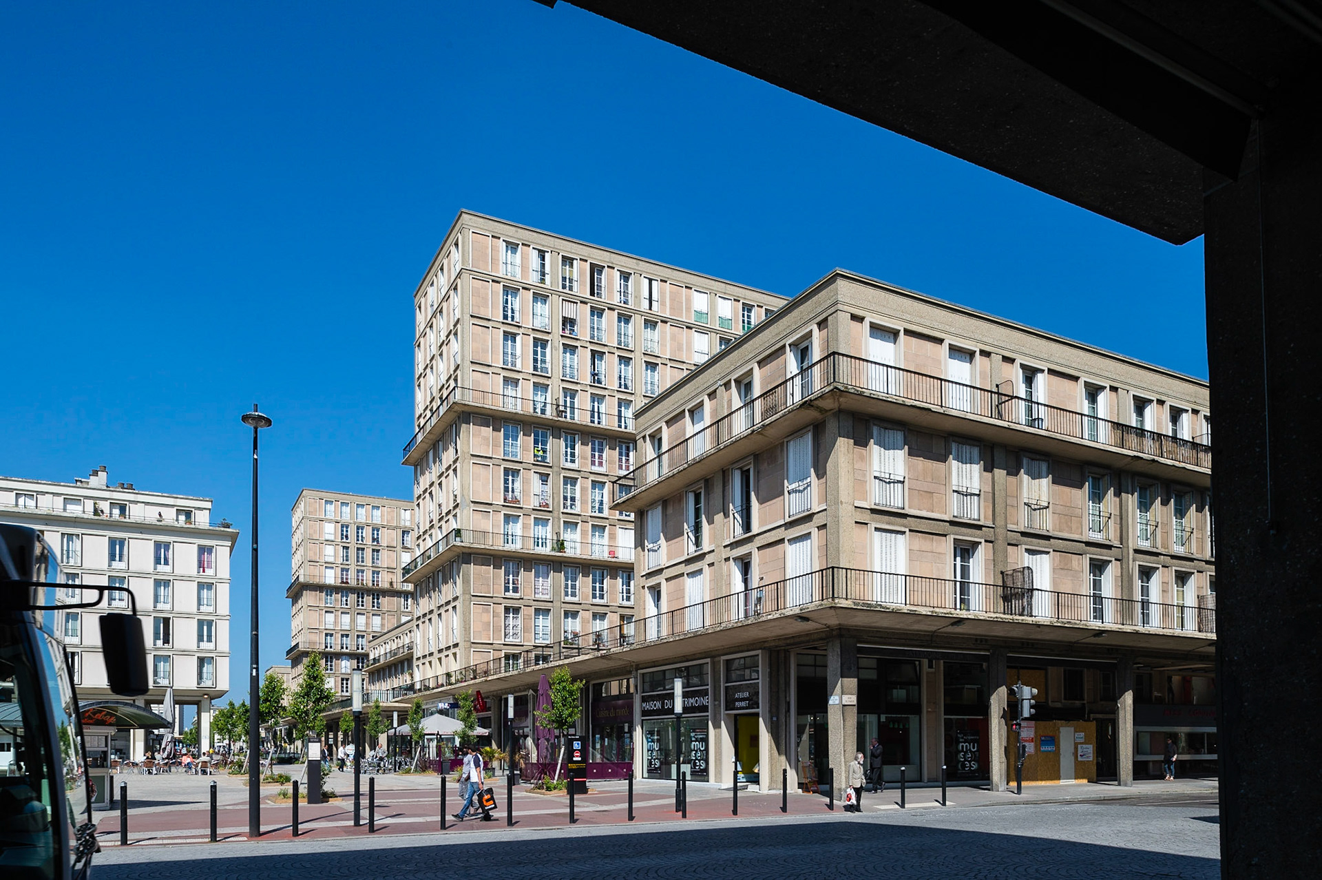 Le Havre centre ville. En grande partie détruit pendant la Seconde Guerre mondiale, le centre-ville a été reconstruit d'après les plans de l'atelier d'Auguste Perret entre 1945 et 1964, il est inscrit au patrimoine mondial de l'UNESCO depuis 2005.  Le Havre city center. Largely destroyed during the Second World War, the city was rebuilt according to the plans of the workshop of Auguste Perret between 1945 and 1964, he was listed as a World Heritage Site by UNESCO since 2005.