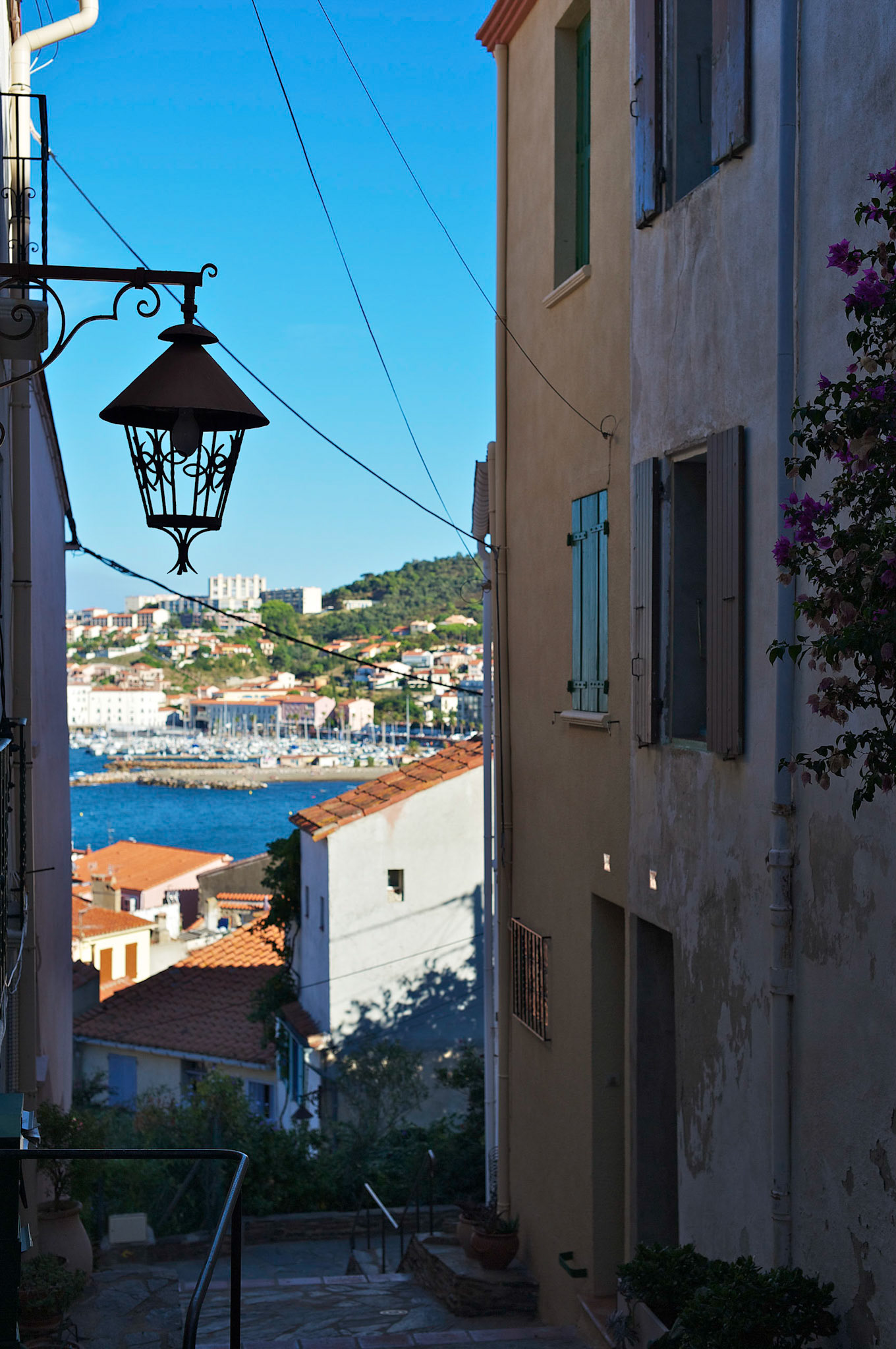 Banyuls-sur-Mer , Pyrenees Orientales, France. Une ruelle dans le centre avec vue sur le port.