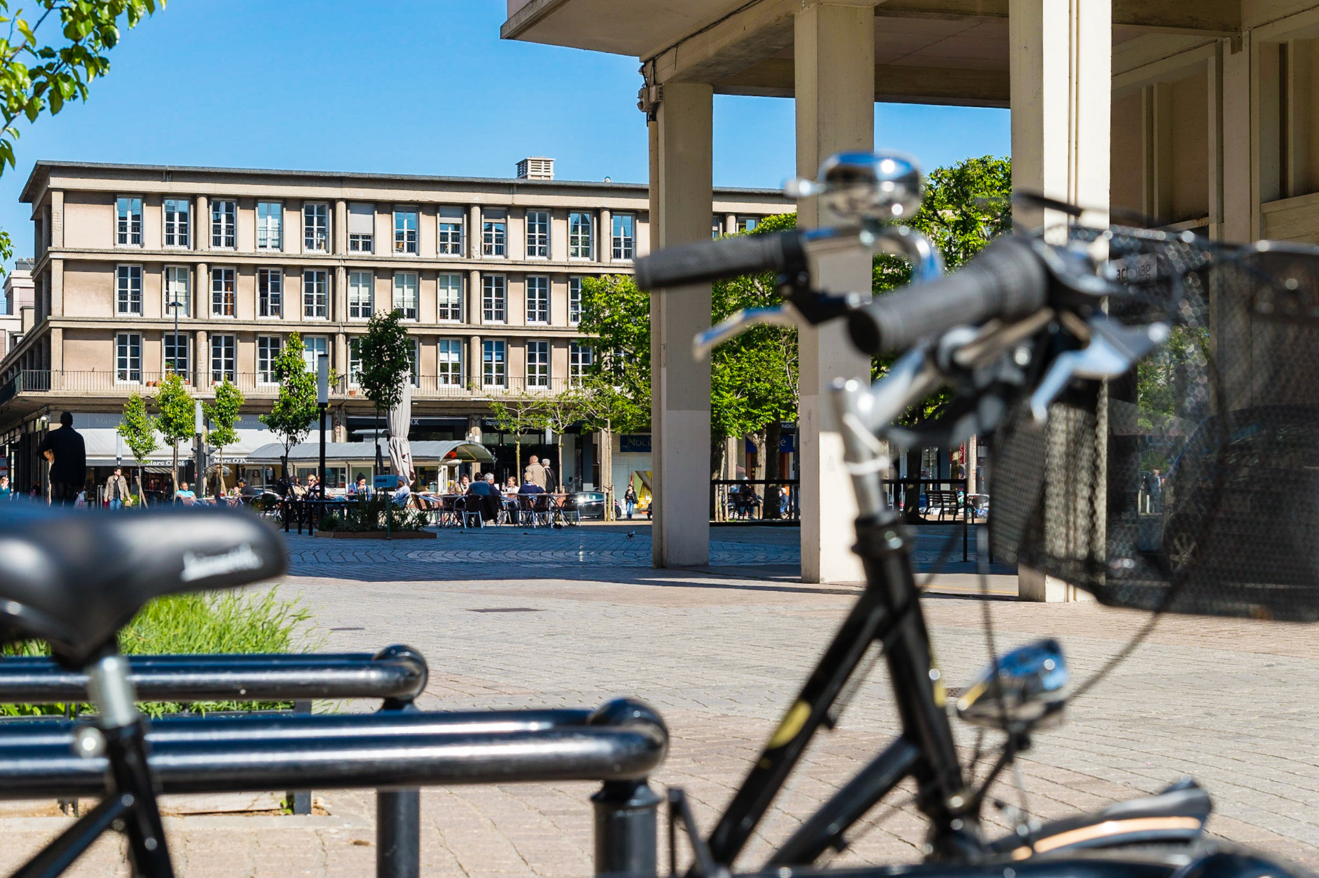 Le Havre centre ville. En grande partie détruit pendant la Seconde Guerre mondiale, le centre-ville a été reconstruit d'après les plans de l'atelier d'Auguste Perret entre 1945 et 1964, il est inscrit au patrimoine mondial de l'UNESCO depuis 2005.  Le Havre city center. Largely destroyed during the Second World War, the city was rebuilt according to the plans of the workshop of Auguste Perret between 1945 and 1964, he was listed as a World Heritage Site by UNESCO since 2005.