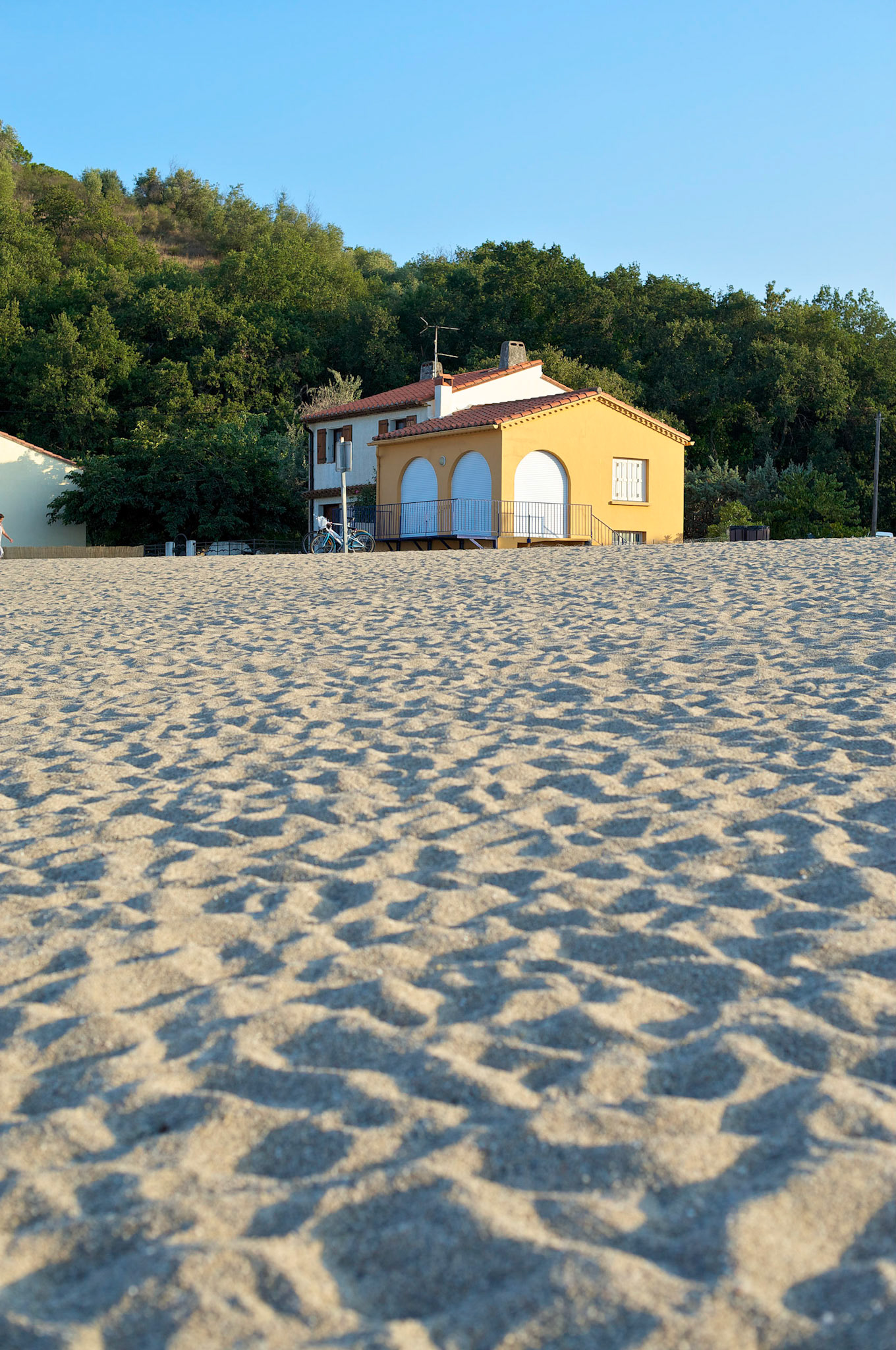 Le Racou, Pyrénées Orientales, France. La plage, en arriere plan une maison aux volets fermes.