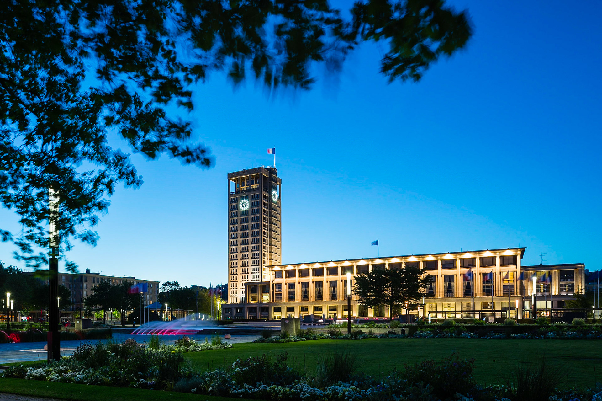 Le Havre centre ville. En grande partie détruit pendant la Seconde Guerre mondiale, le centre-ville a été reconstruit d'après les plans de l'atelier d'Auguste Perret entre 1945 et 1964, il est inscrit au patrimoine mondial de l'UNESCO depuis 2005.  L'Hôtel de Ville, oeuvre des ateliers Auguste Perret / Le Havre city center. Largely destroyed during the Second World War, the city was rebuilt according to the plans of the workshop of Auguste Perret between 1945 and 1964, he was listed as a World Heritage Site by UNESCO since 2005. The Town Hall, the work of Auguste Perret workshops.