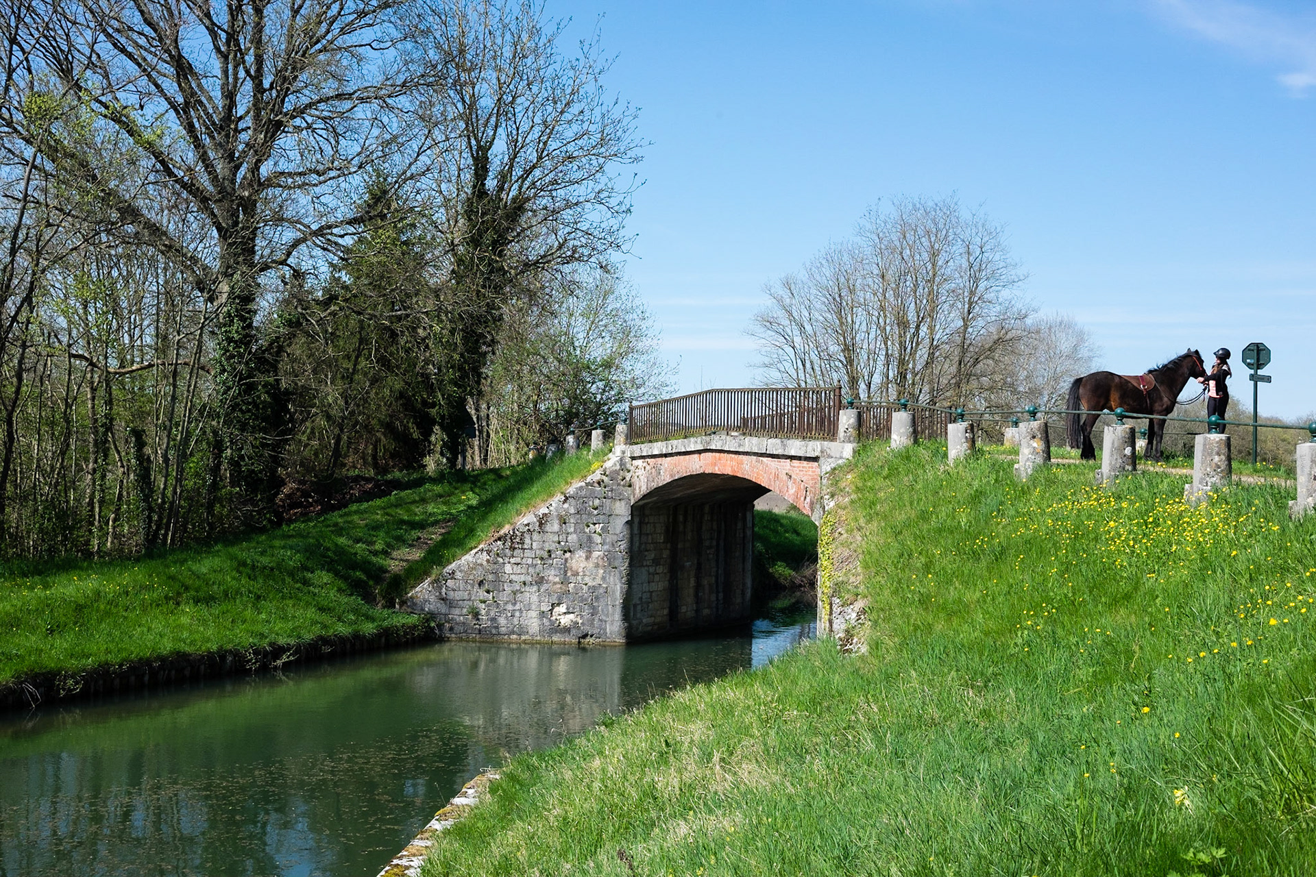 Le canal du Nivernais, Bourgogne, France.