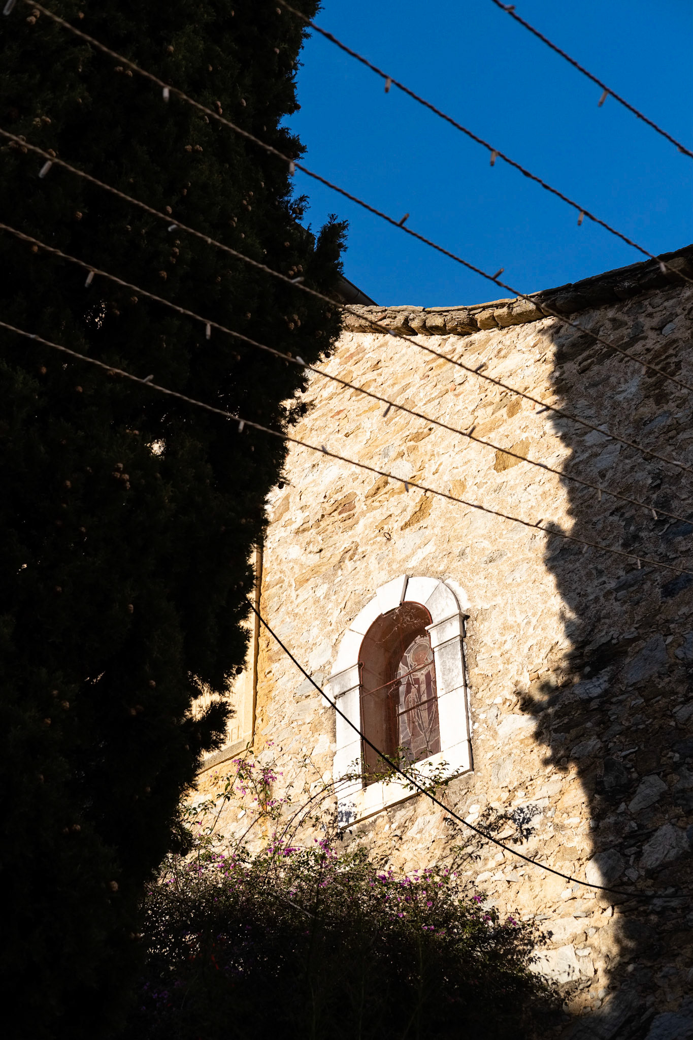 Détail église Saint Trophyme, Bormes les Mimosas, Var, France.